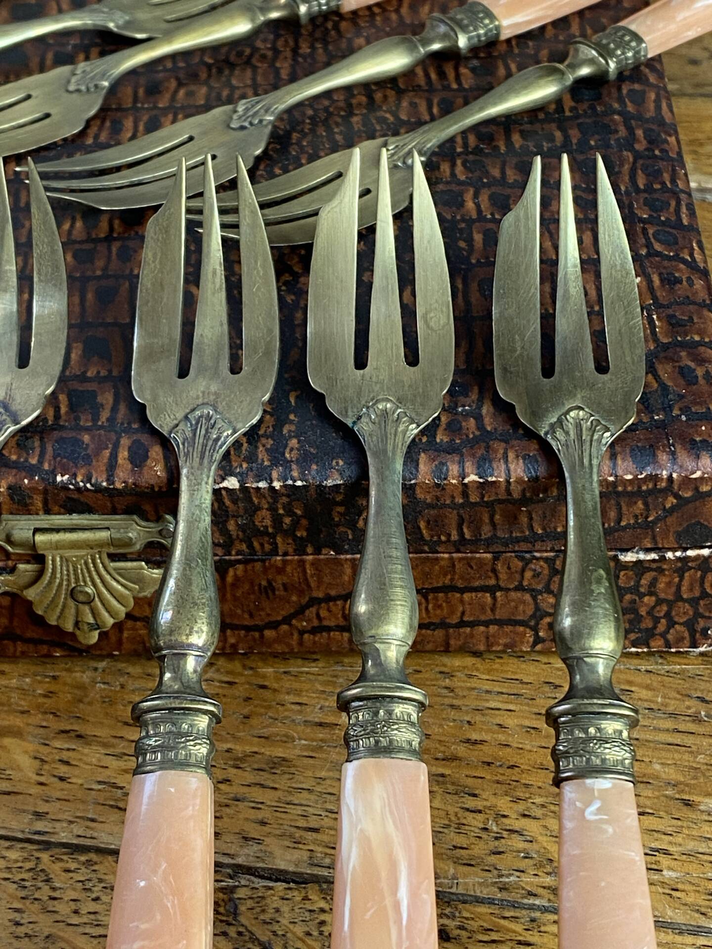 Dessert forks in brass and Bakelite in their case.