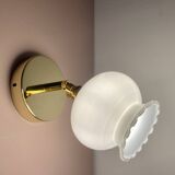 Applique globe vintage en opaline blanche