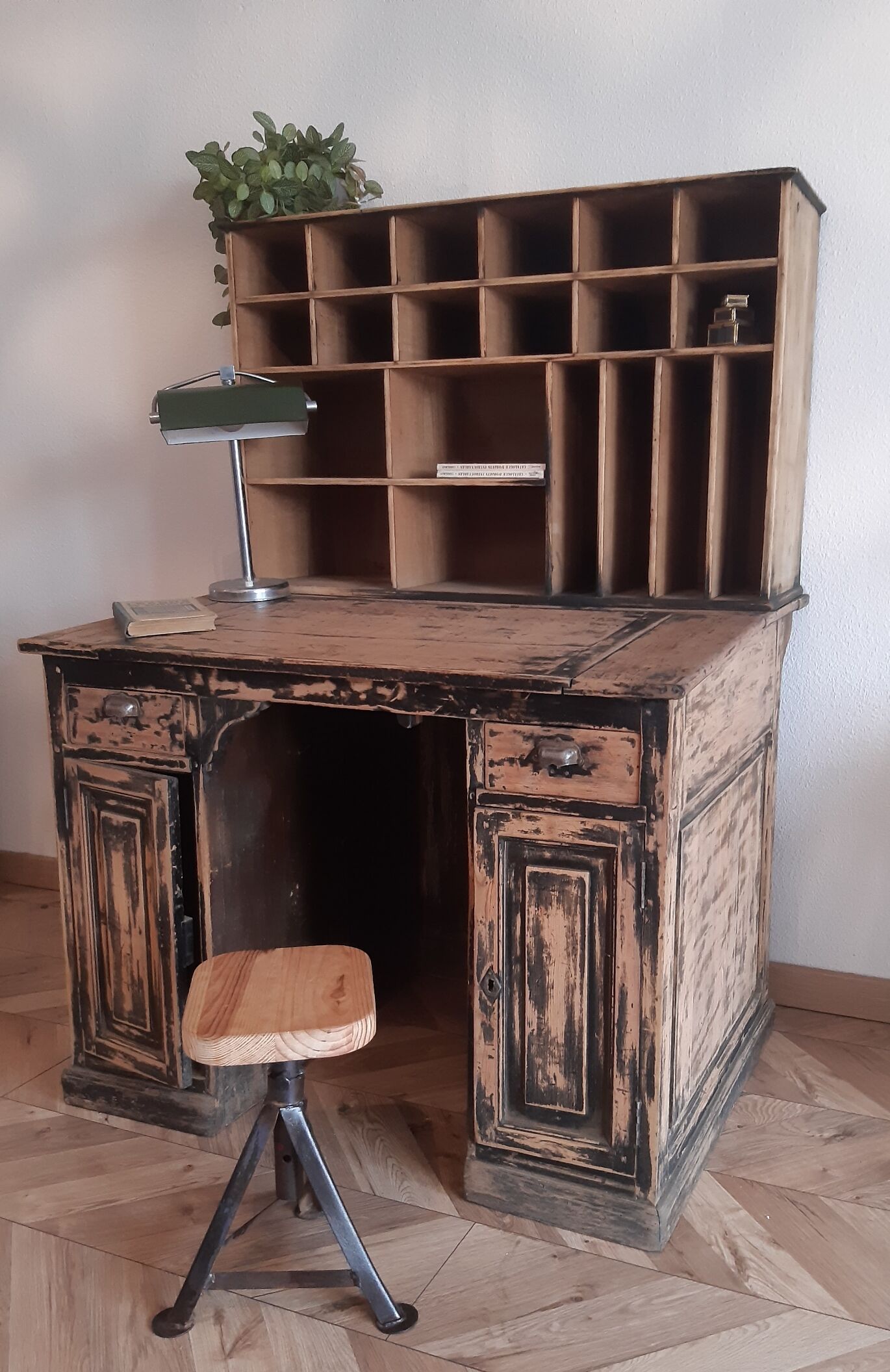 Bureau tri postal en bois