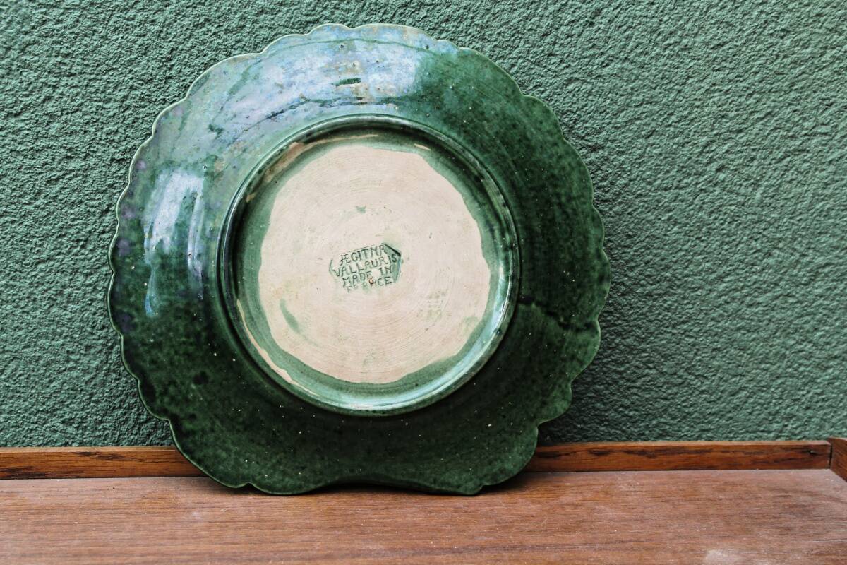 Cabbage leaf dish in slip, Aejitma, Vallauris