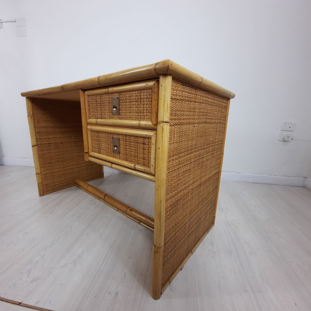 Bureau des années 60, Dal vera, bambou et osier, poignées en laiton
