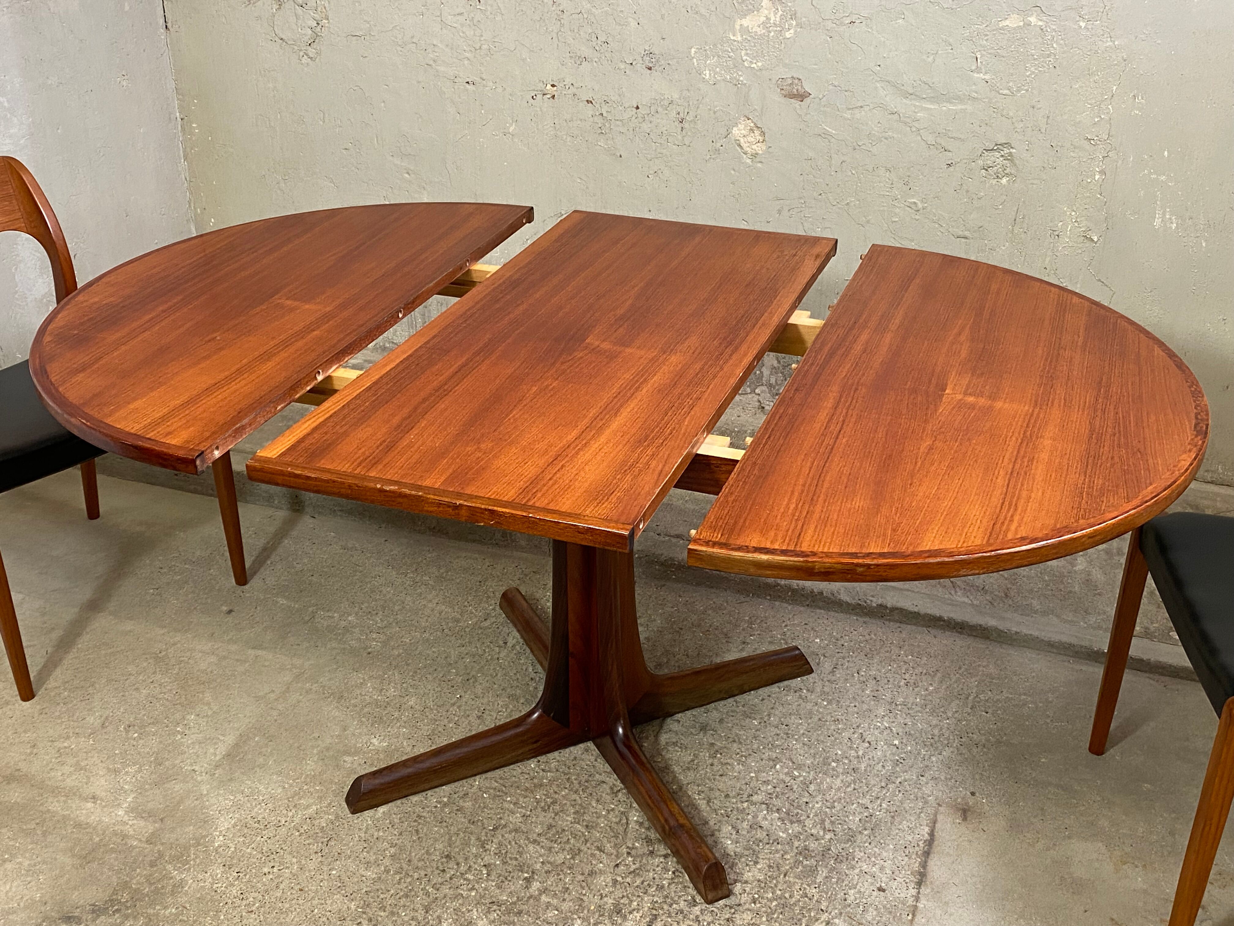 Scandinavian extendable round table in teak Gudme edition