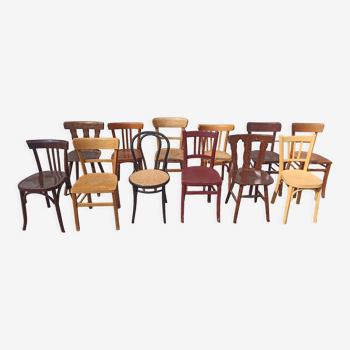 Lot de 12 chaises de bistrot en bois dépareillées