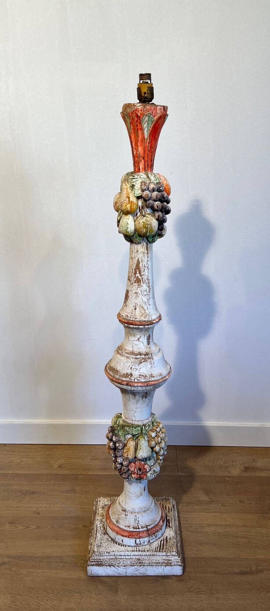 Lampadaire Balustre en Bois Sculpté Polychrome à Grappes de Fruits. Travail
