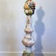 Lampadaire Balustre en Bois Sculpté Polychrome à Grappes de Fruits. Travail