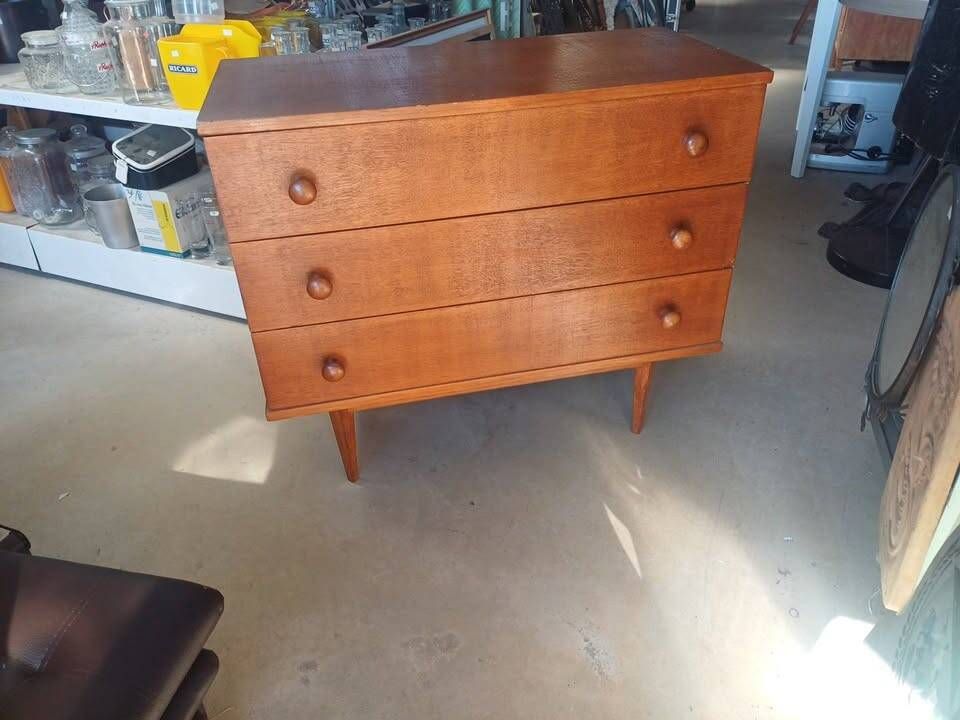 Vintage chest of drawers with tapered legs