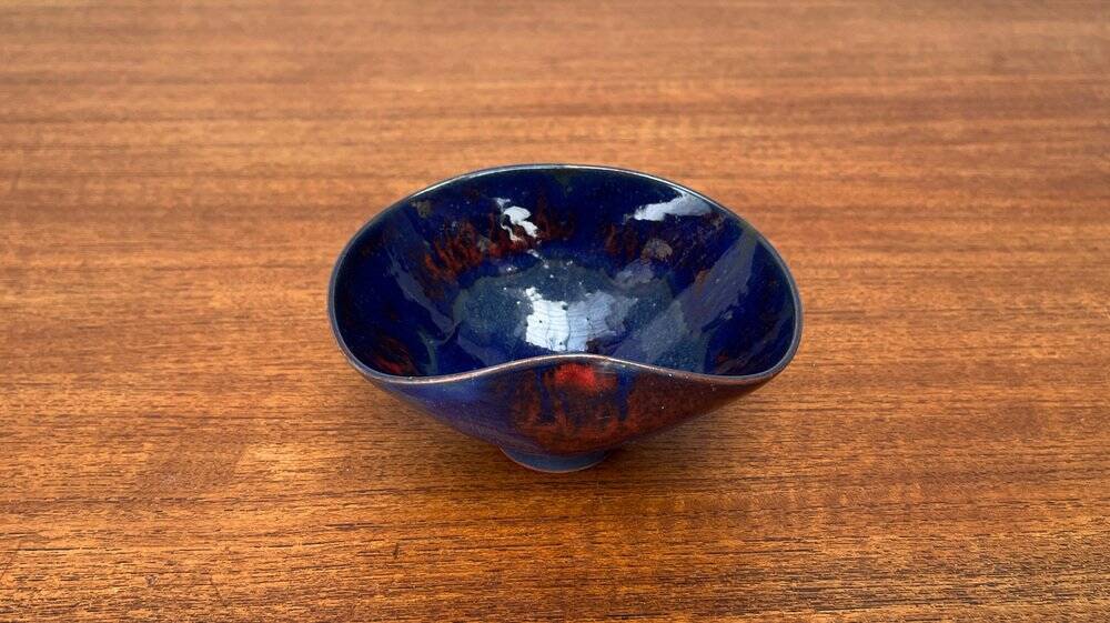 Mid-century German studio pottery bowl by Rainer Doss, 1960s.
