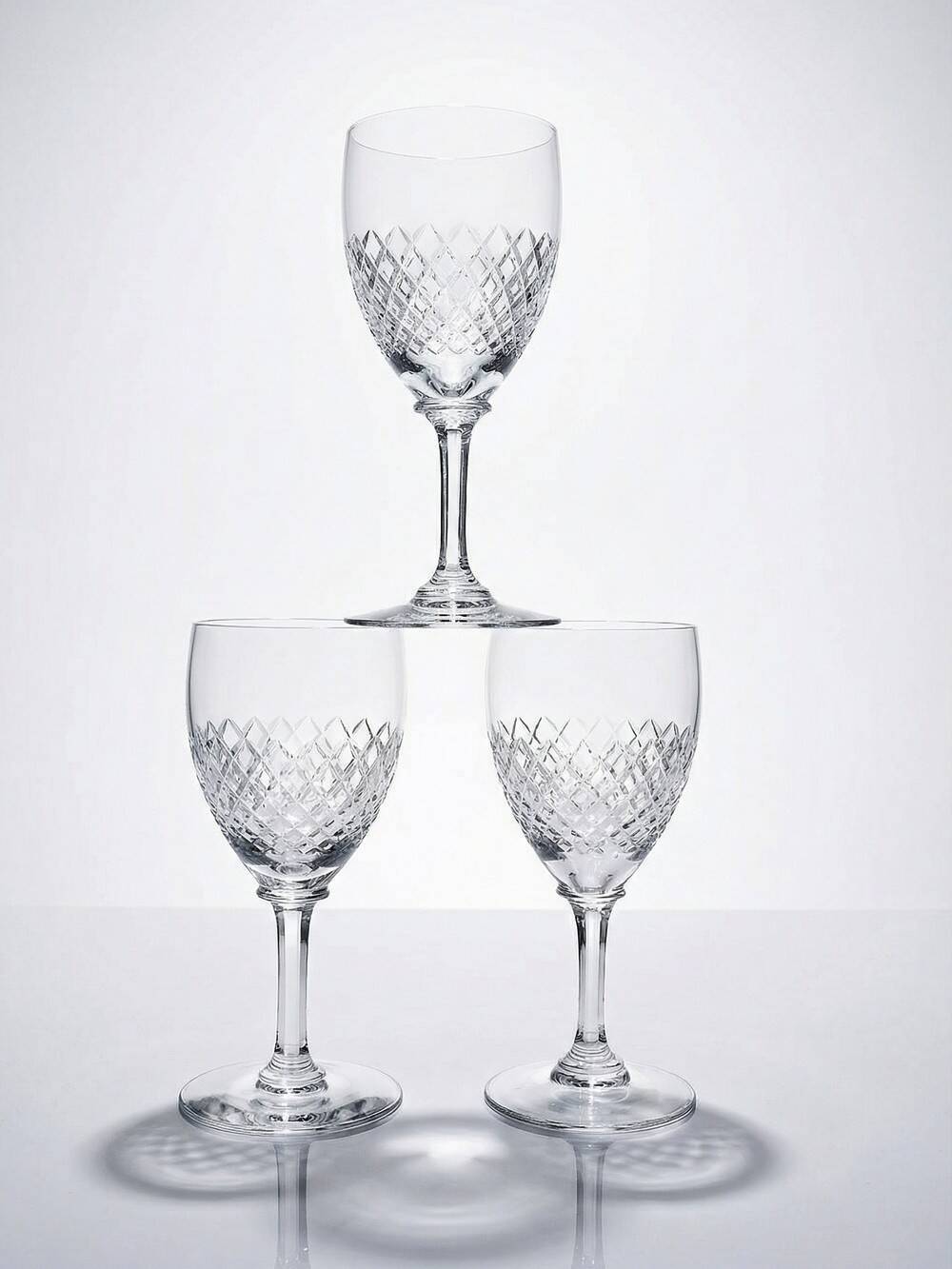 Set of three fine crystal port or aperitif glasses, Saint-Louis style.