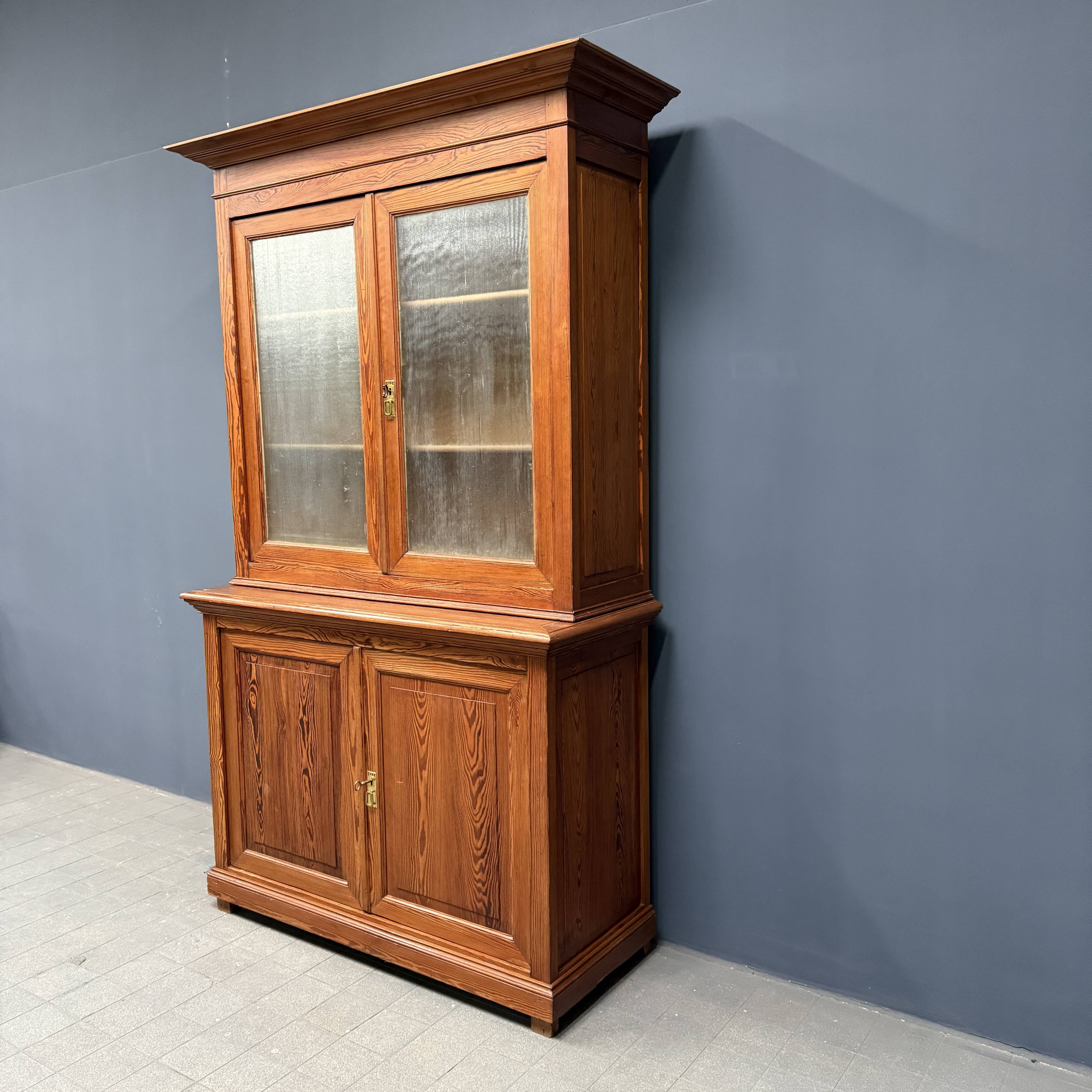 Armoire d'école en pin belge avec vitres nervurées