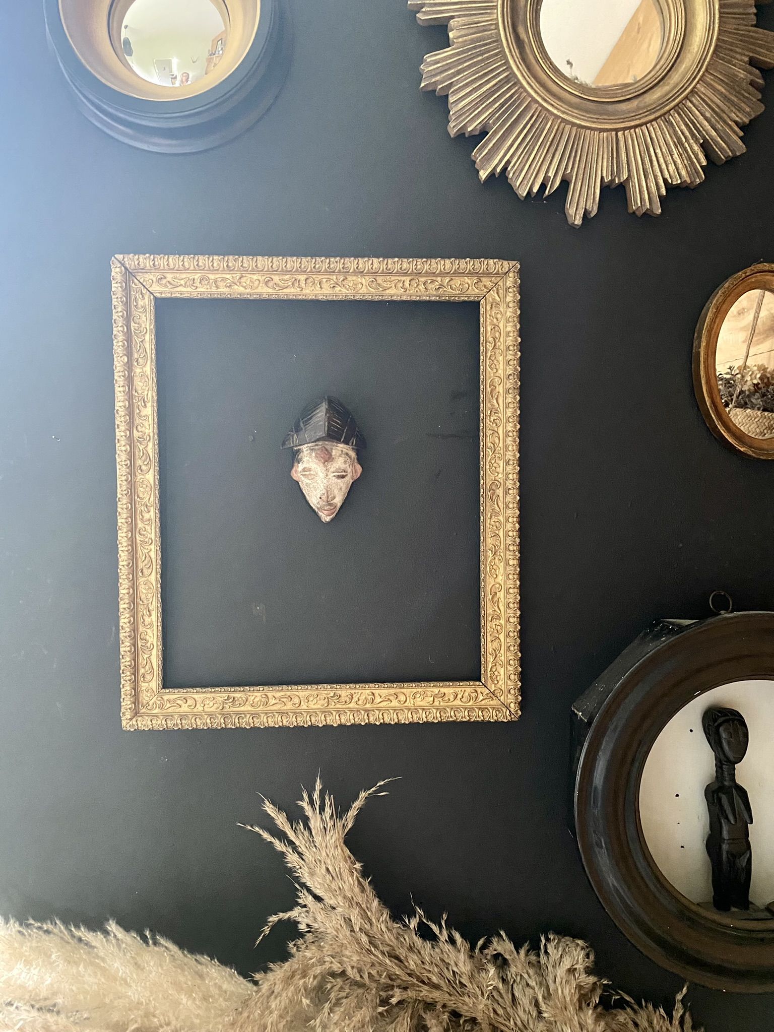 Wooden frame and gilded and carved stucco of the nineteenth century