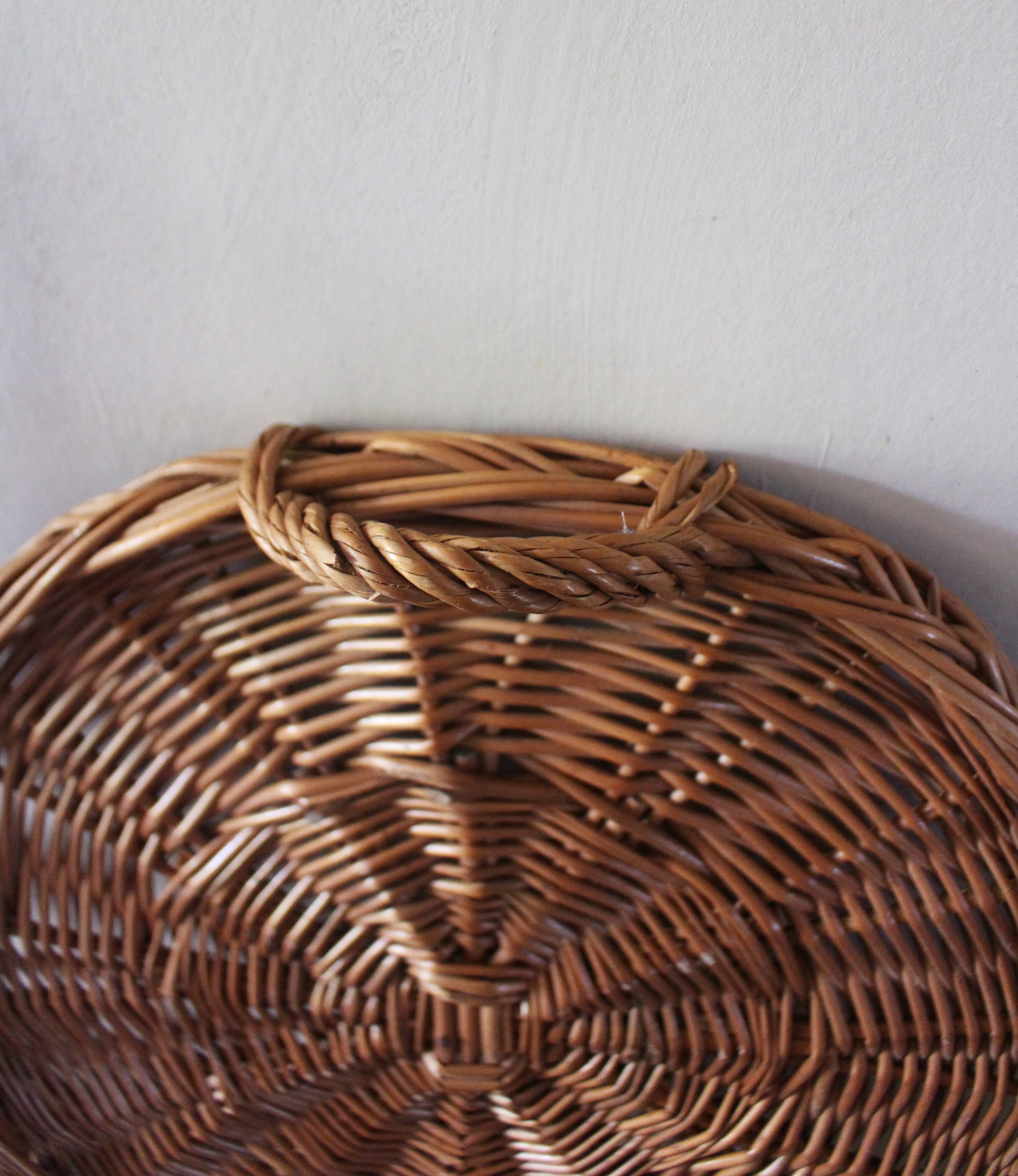 Medium round wicker plateau with two handles.