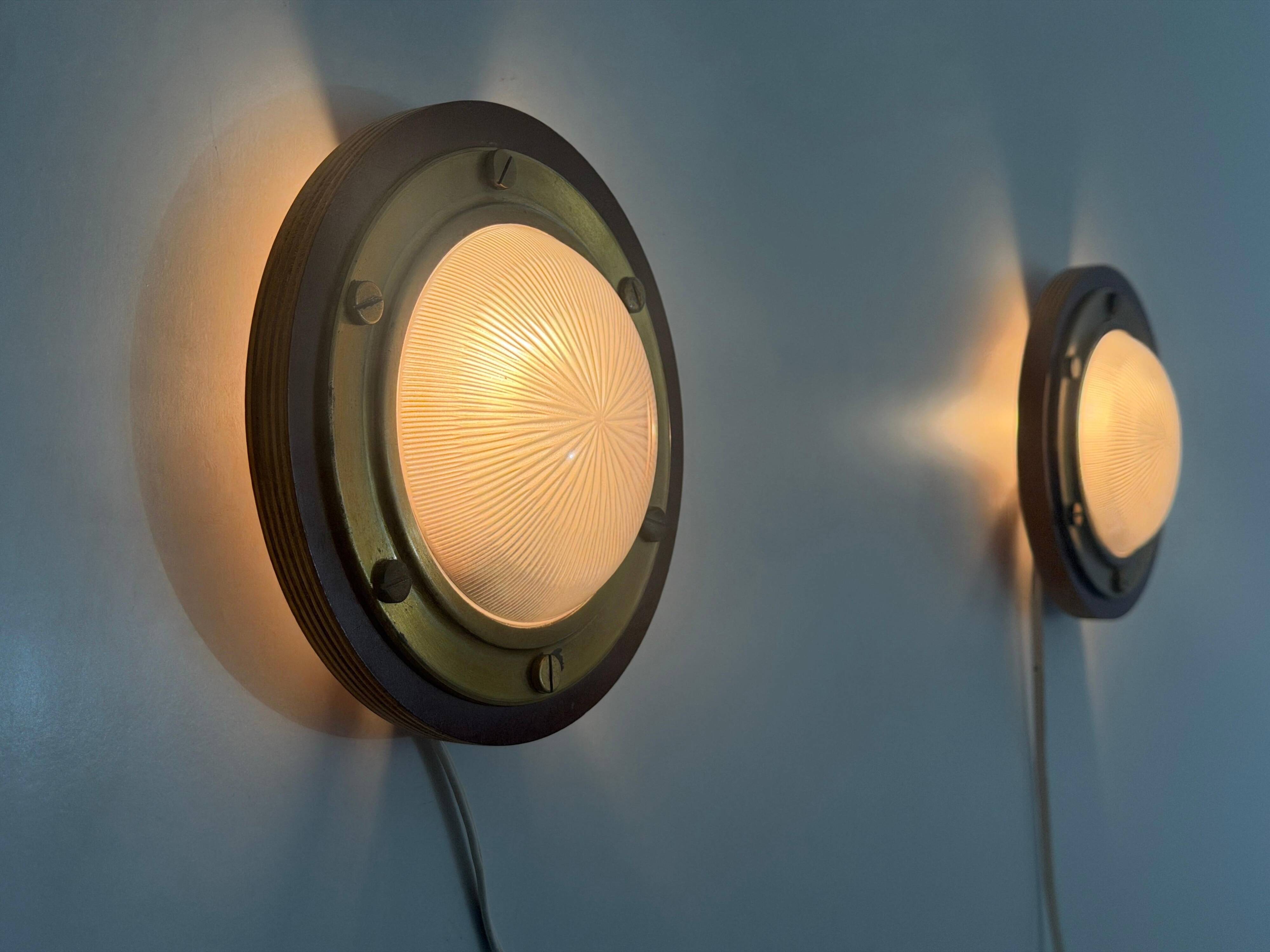 Pair of round glass wall lights, brass base and Wood Wood, 1960s, Italy.