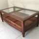 Table basse à tiroirs merisier et verre biseauté