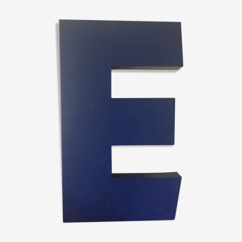 Lettre d'enseigne E
