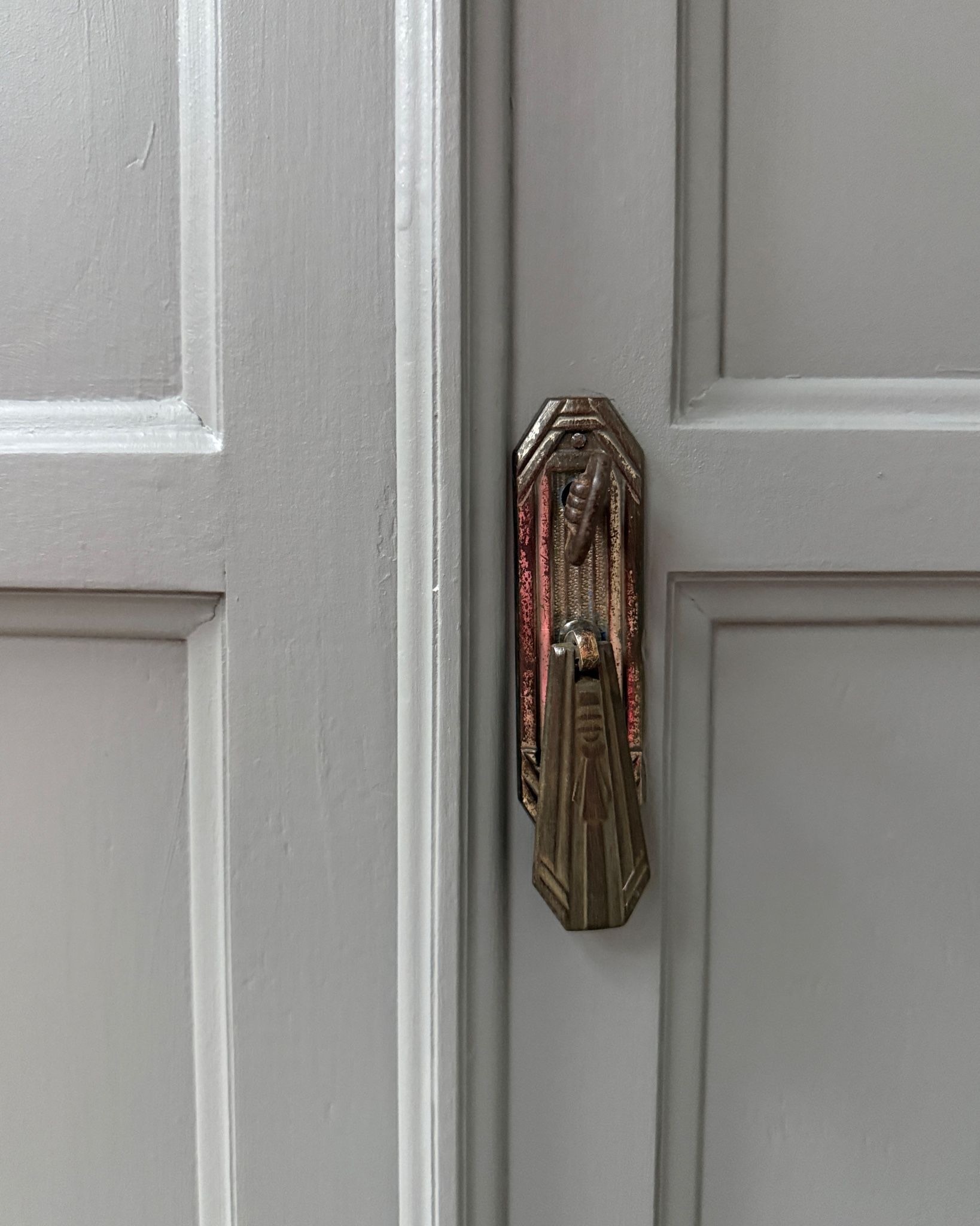 Armoire parisienne grise (rénovée)