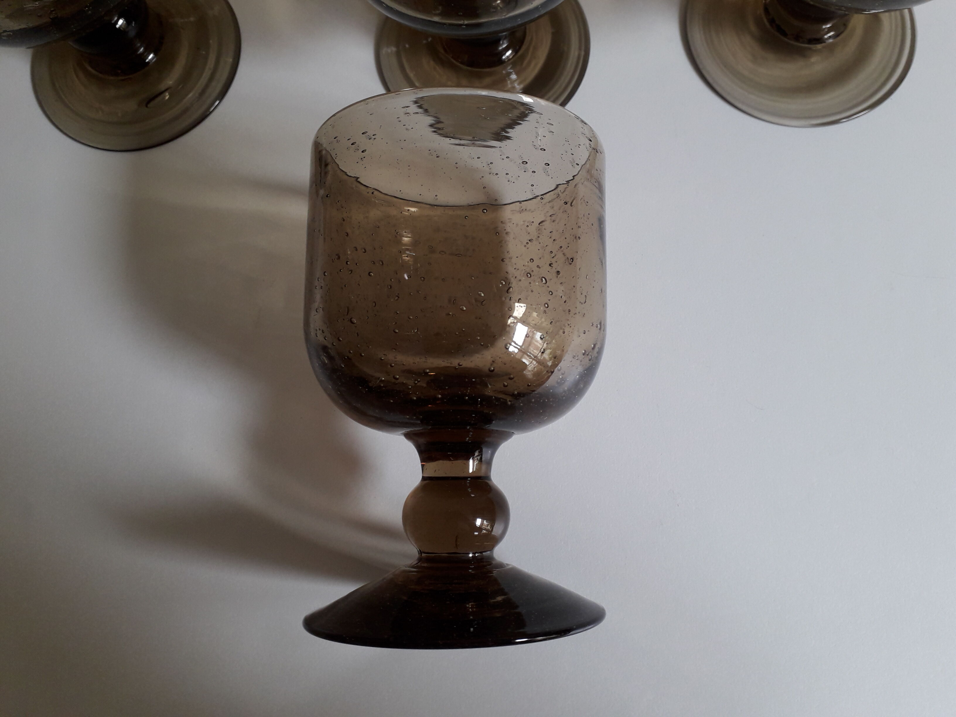 Lot de 8 verres à pied et d'un pichet en verre soufflé et bullé années 70
