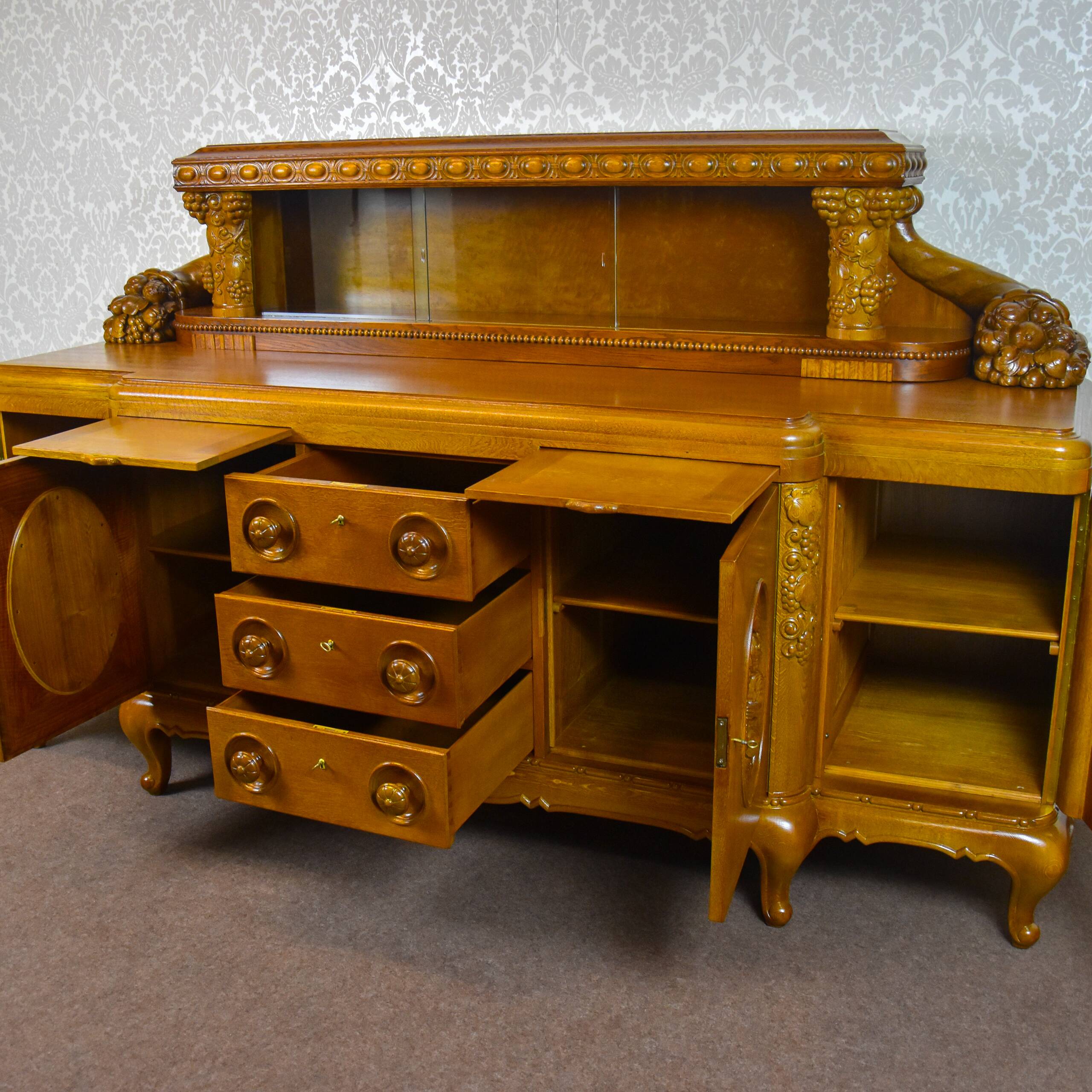 Large two-body oak sideboard 1920-1939