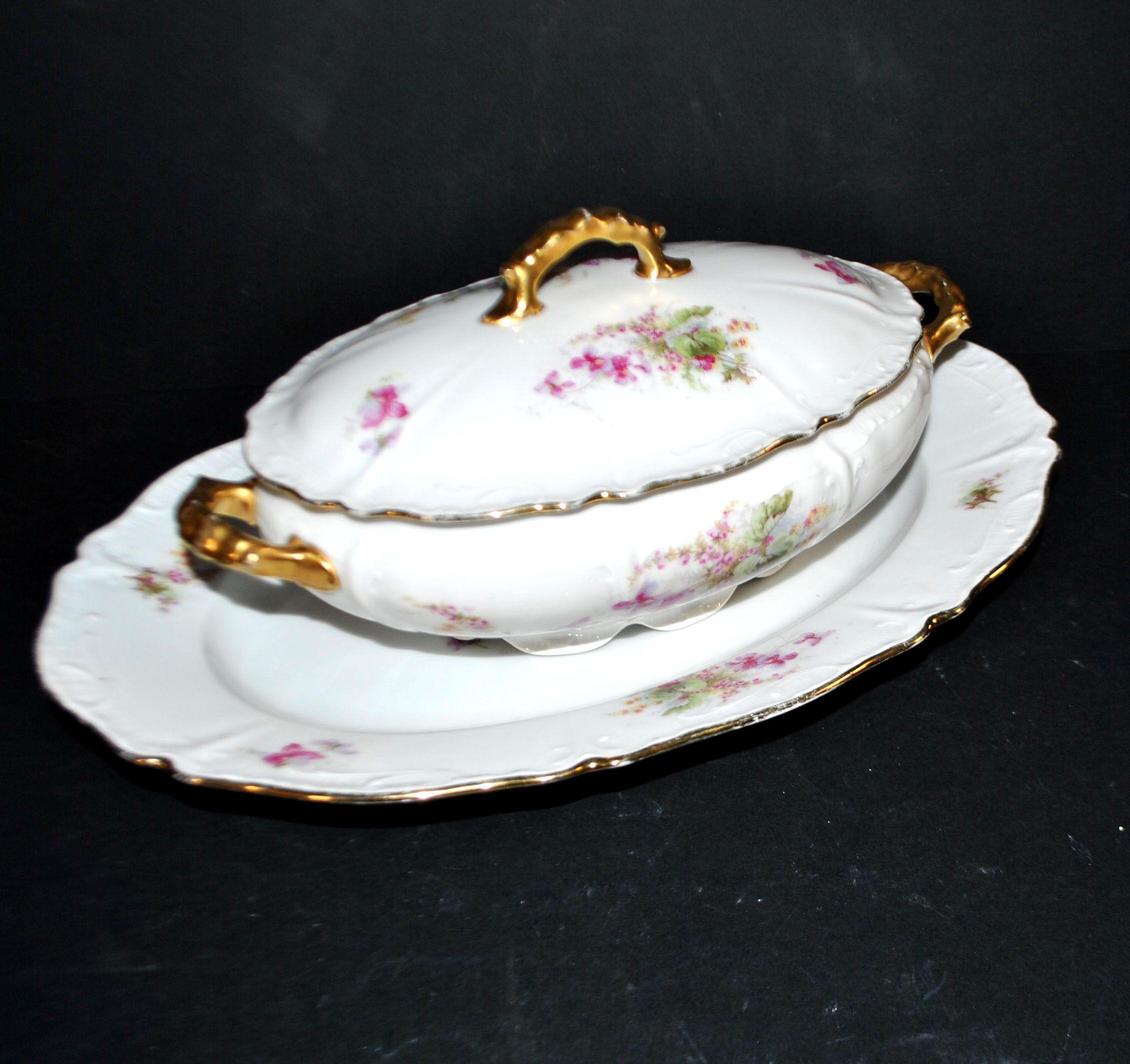 Soupière légumier vintage en porcelaine fleurie et dorure + plat ovale
