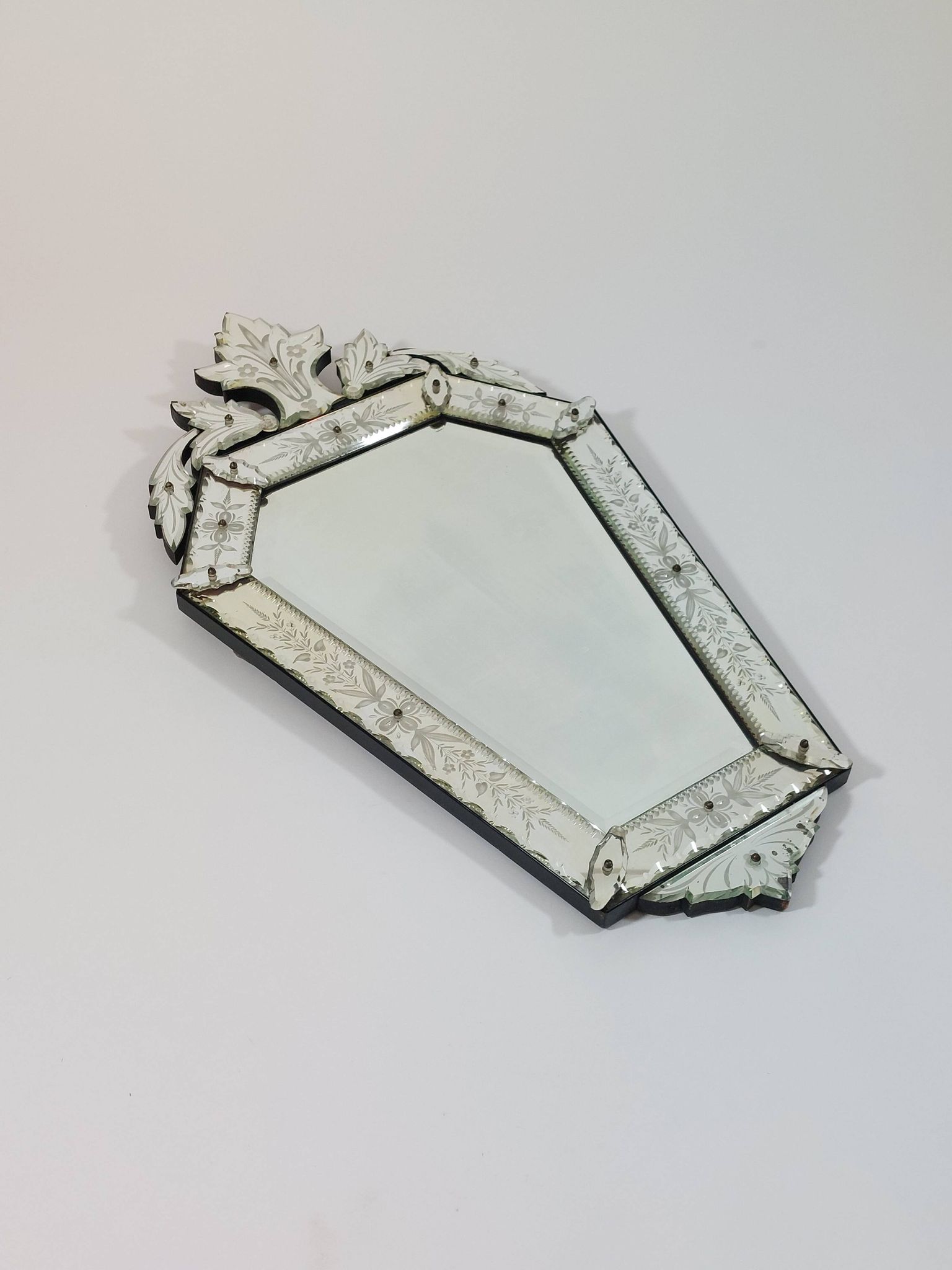 Venetian wall mirror in Murano glass with faceted floral decoration from the 1930s.