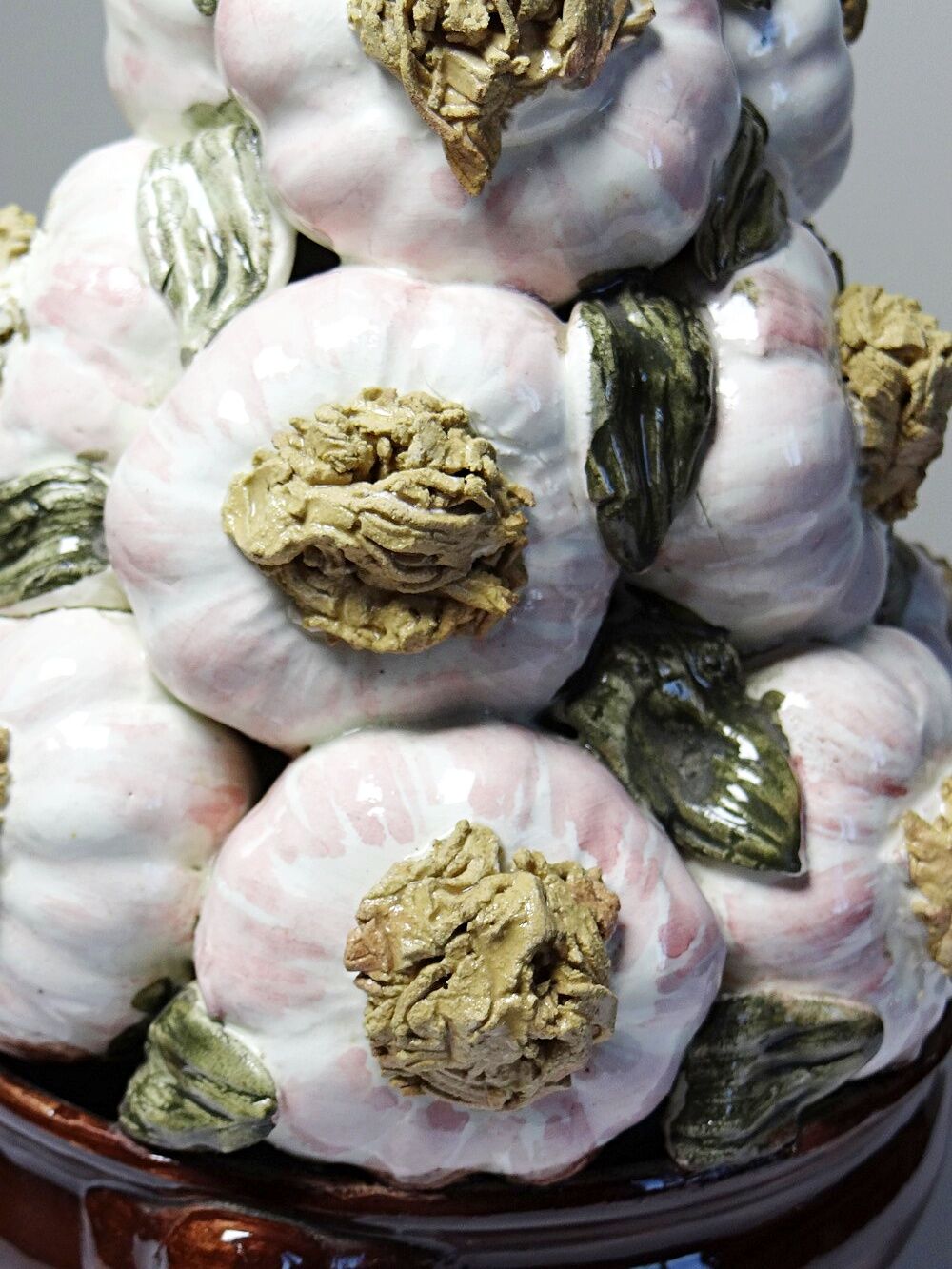 Vintage trompe-l’œil garlic pyramid in glazed ceramic from Manises, Spain.