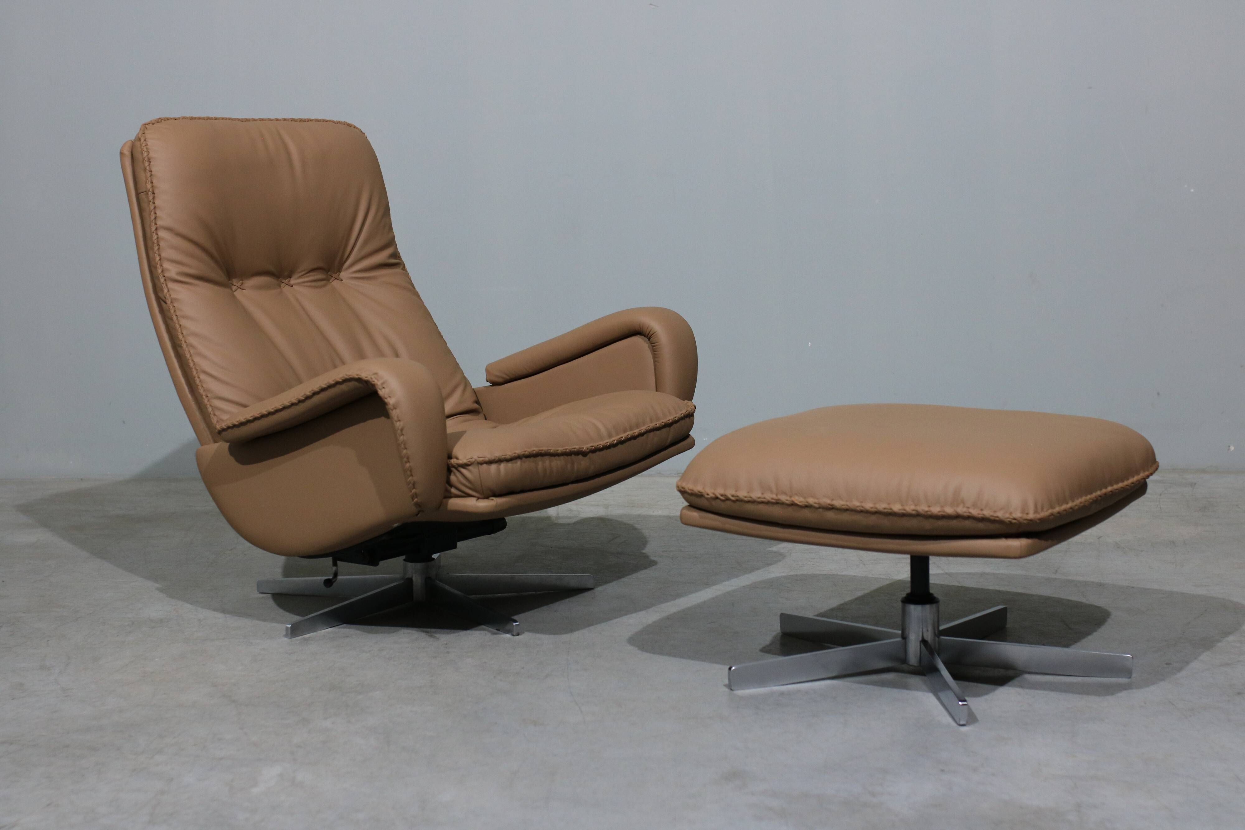 Fauteuil + repose-pieds en cuir de De Sede des années 70