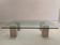 Table en verre et pieds en travertin