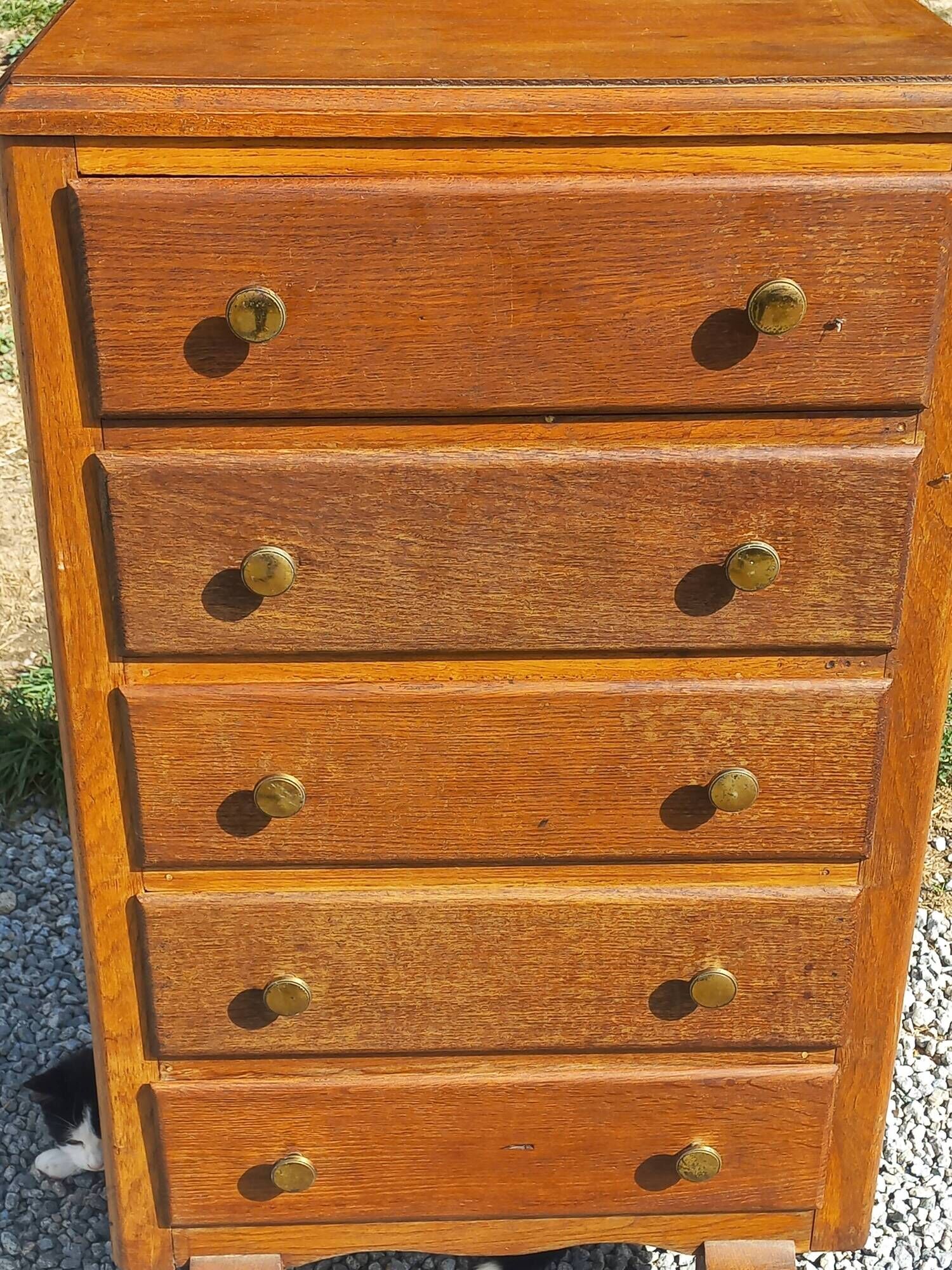 Vintage oak chest of drawers with 5 drawers from the 1950s.