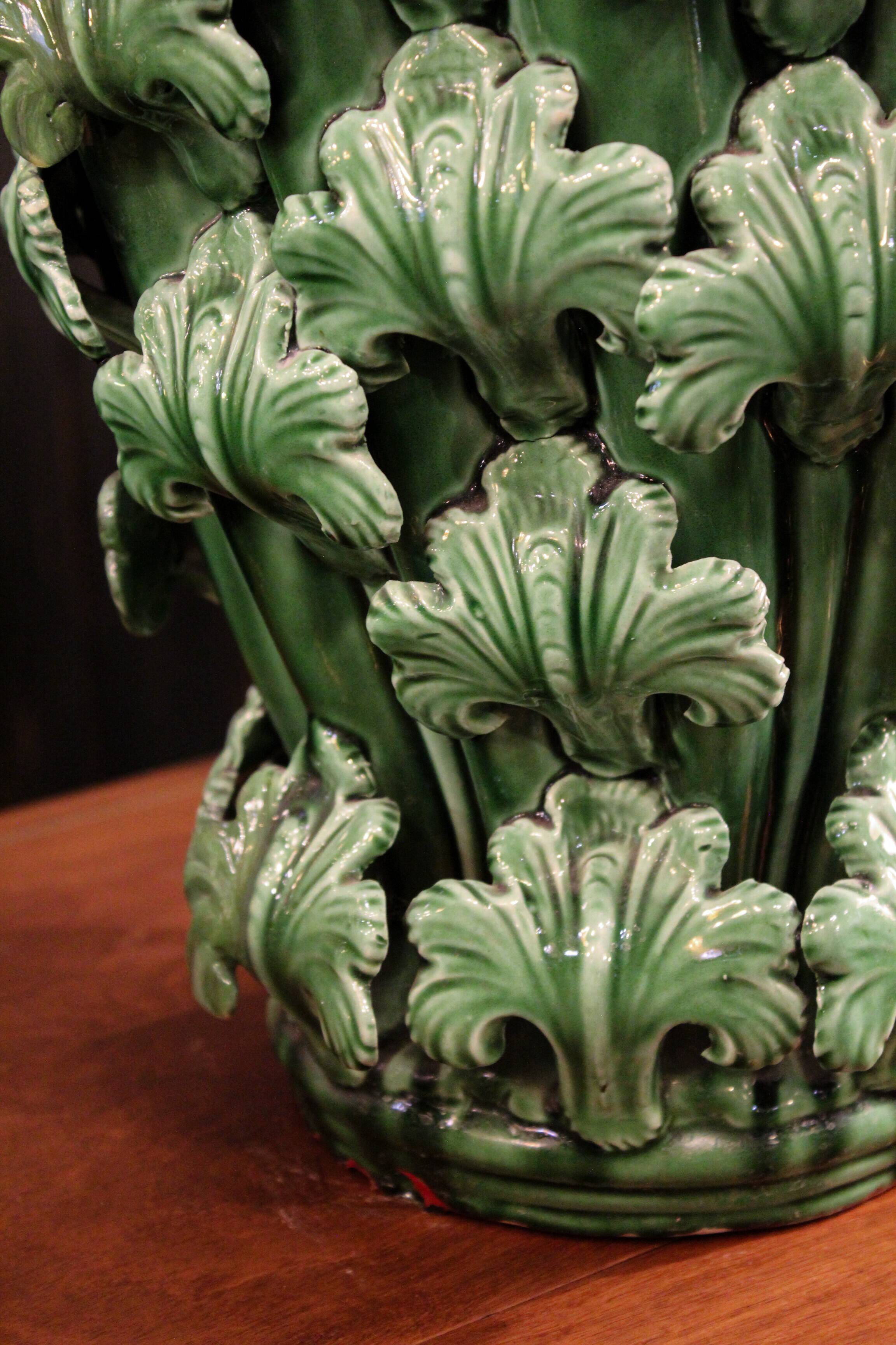 Large green vase from Manises with a leaf design.