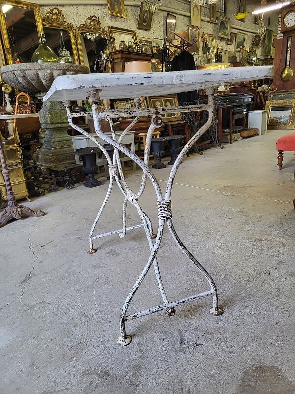 Table de jardin en metal et bois