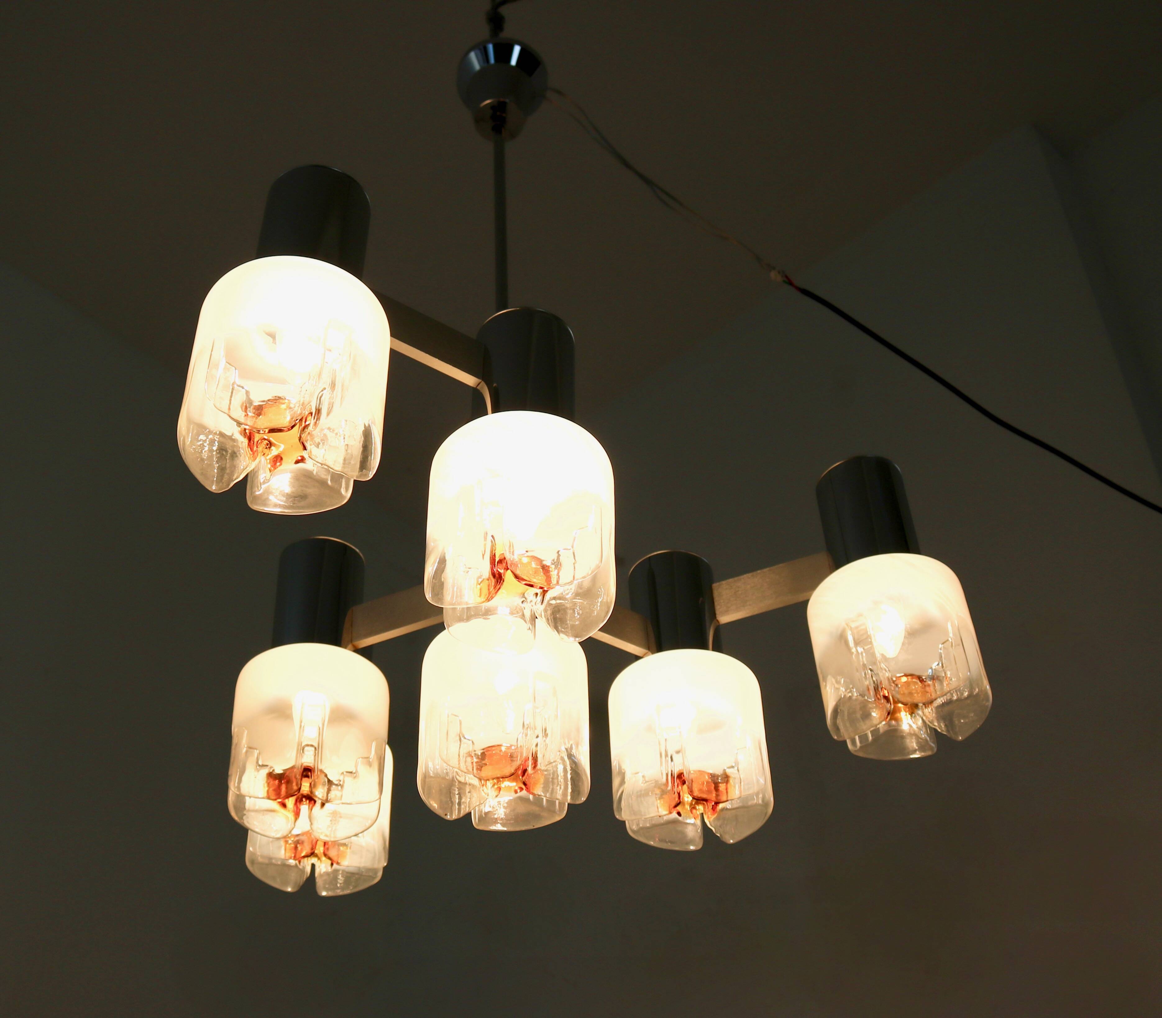 Lustre à trois bras en verre soufflé et métal produit par Mazzega,