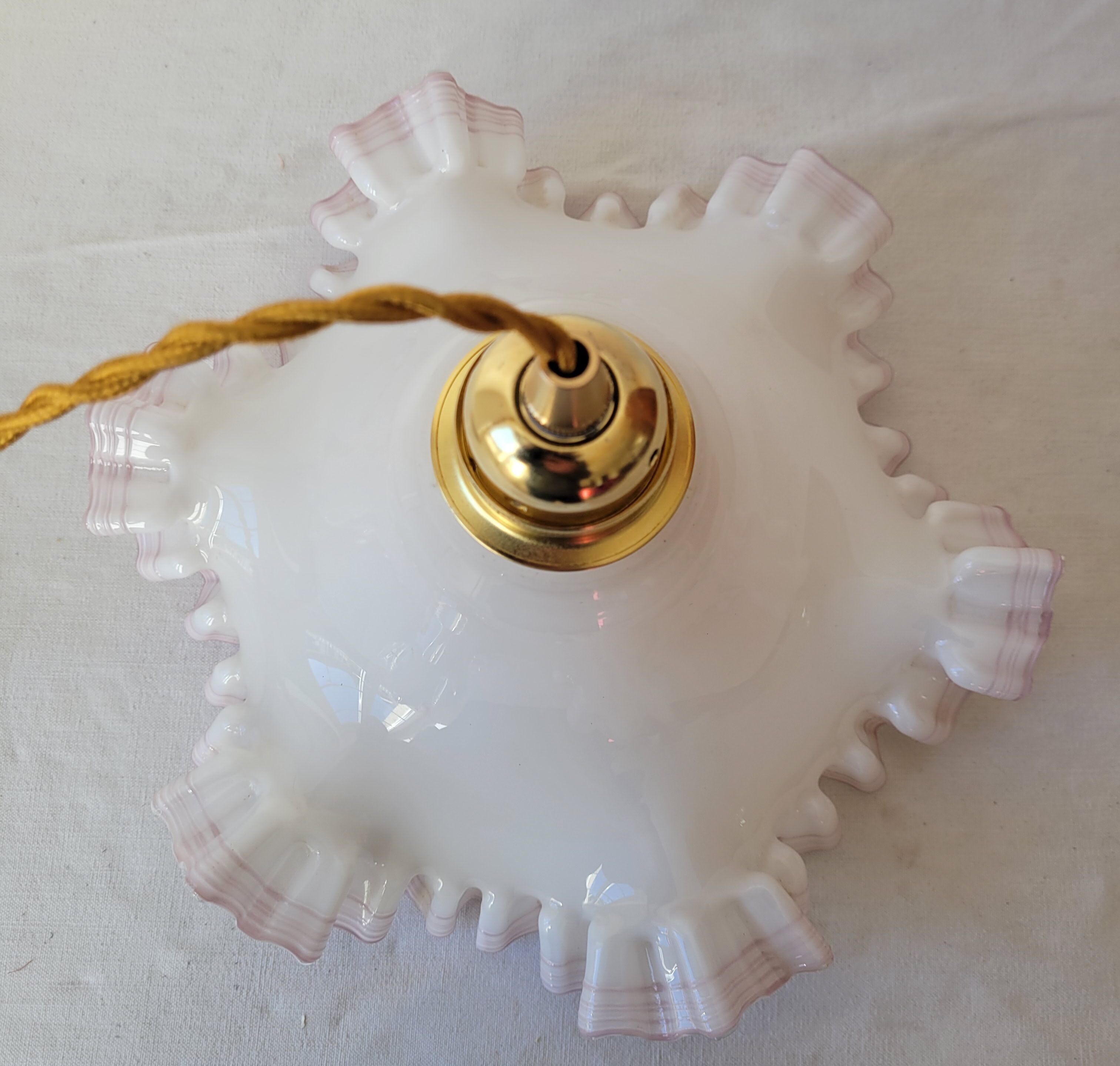 White and pink opaline suspension