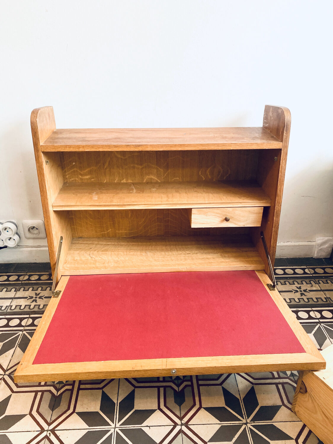 Small secretary desk to hang.