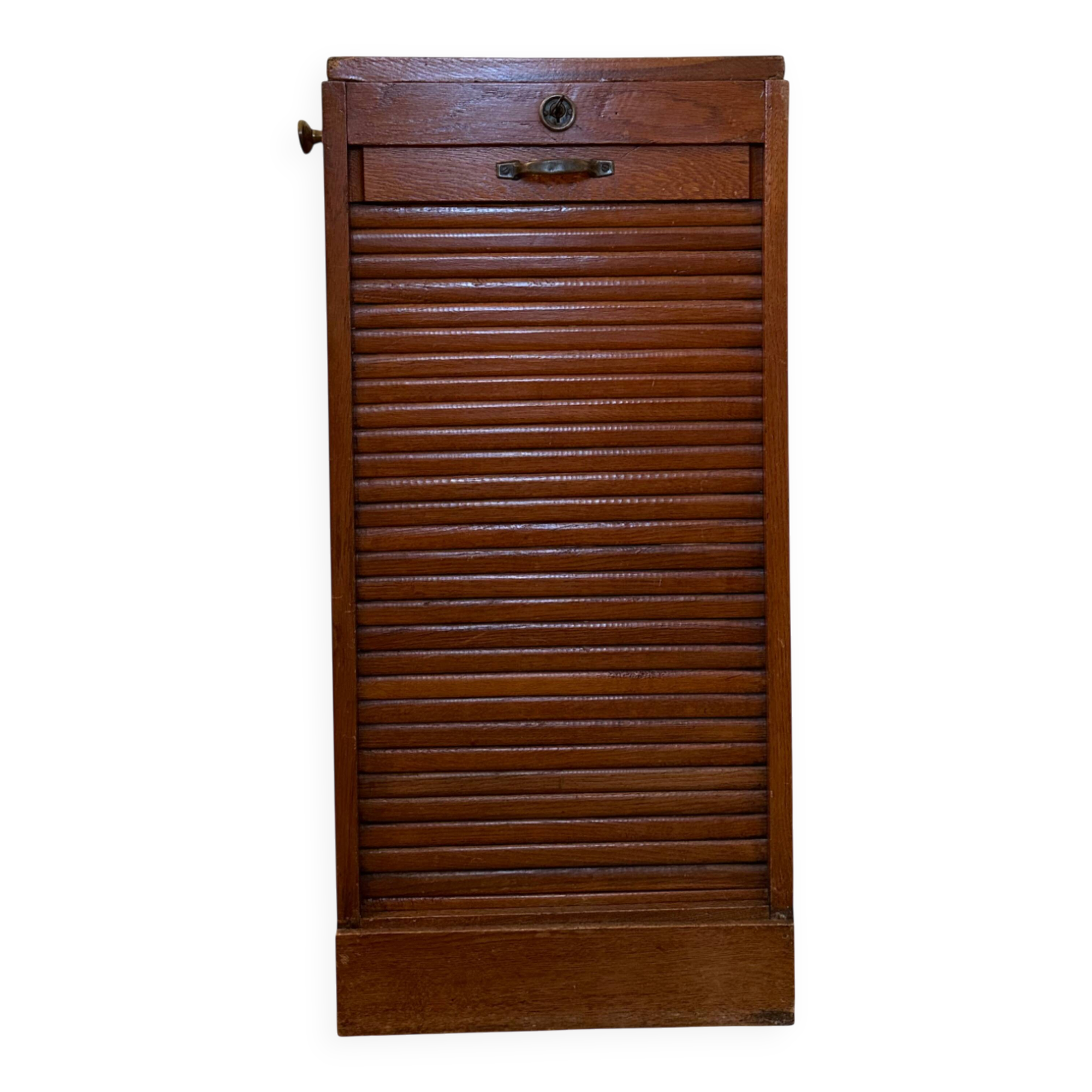 Meuble à rideau bas en bois clair