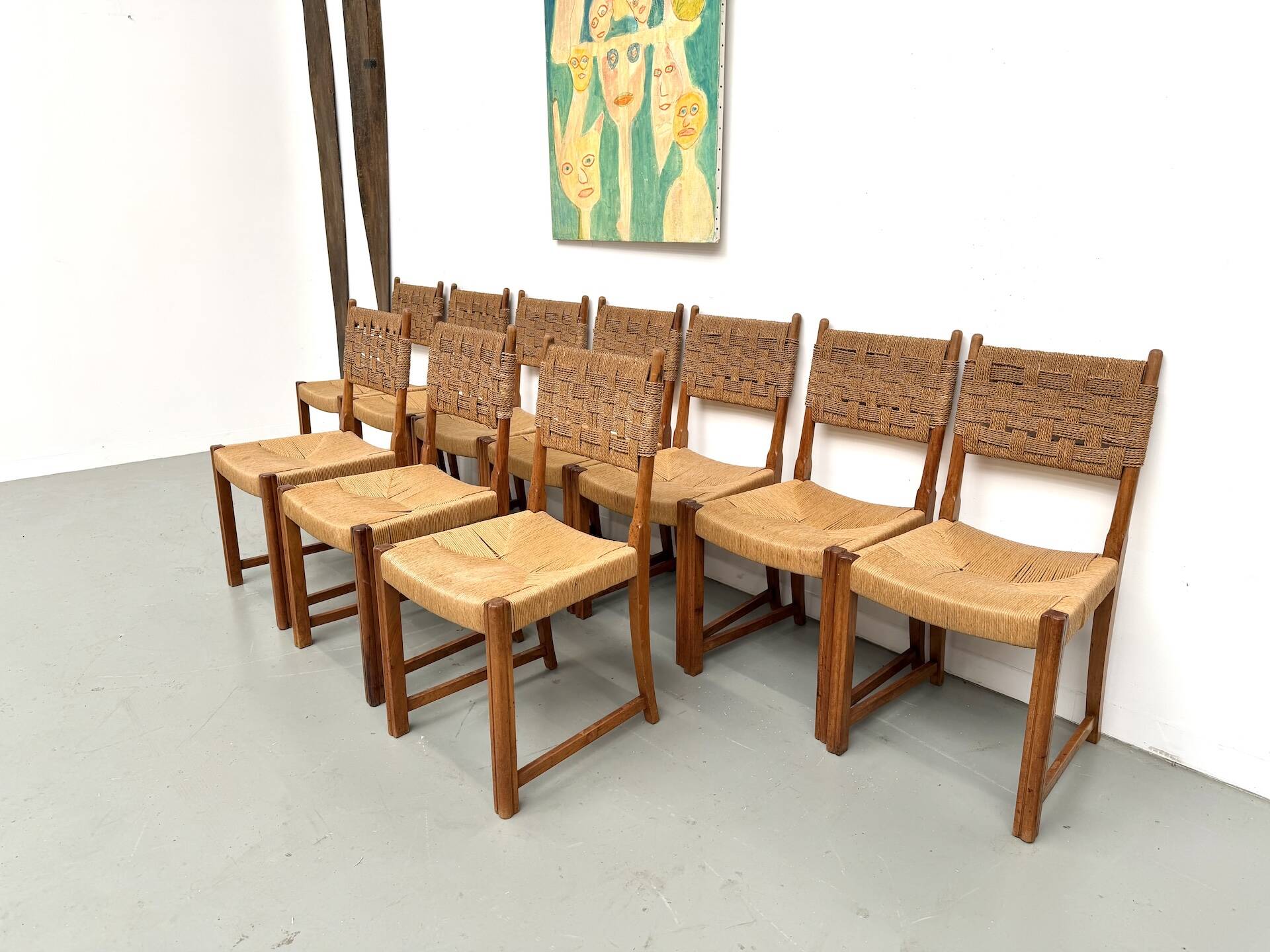 Série de dix chaises en orme massif tressées main, France circa 1965