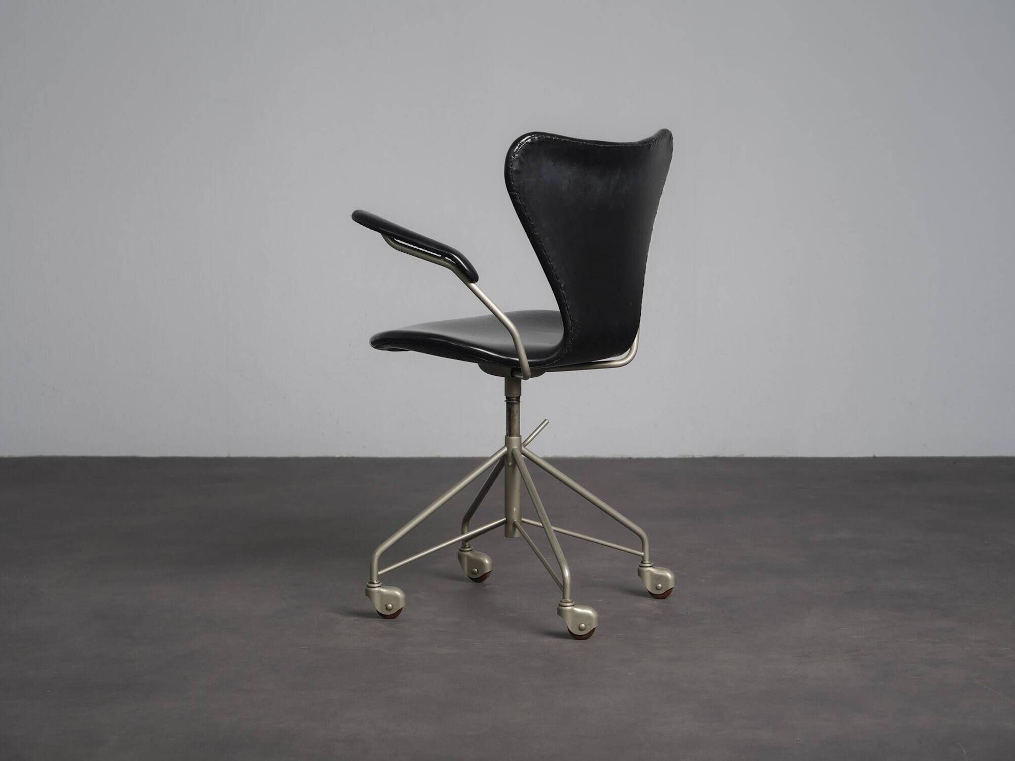 First edition Arne Jacobsen model 3217 office chair for Fritz Hansen, Denmark, 1950s
