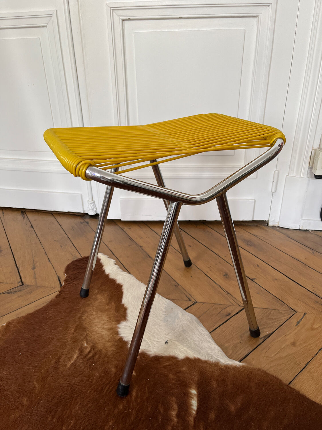 Scoubidou stool