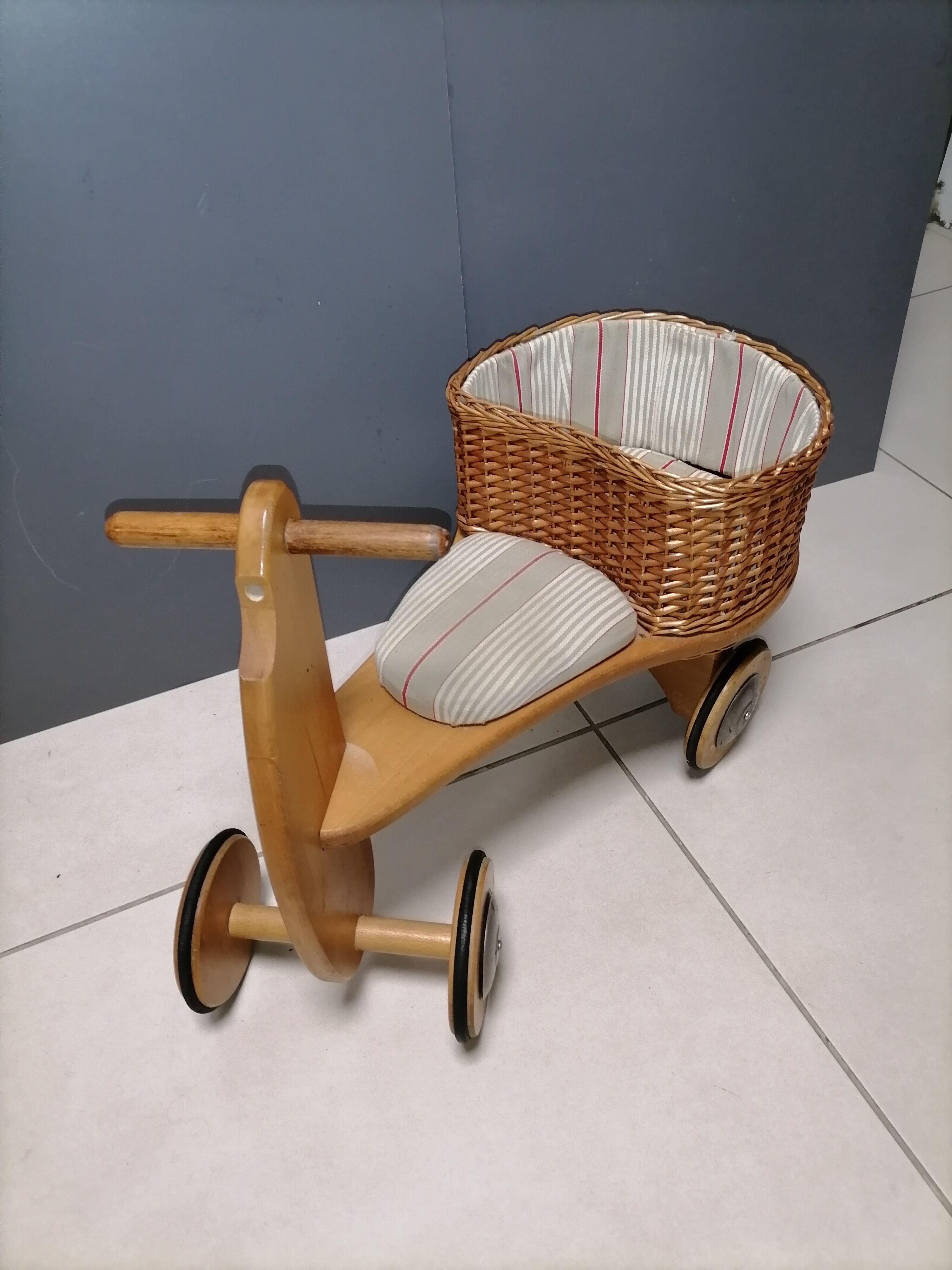 Vintage carrier trotter