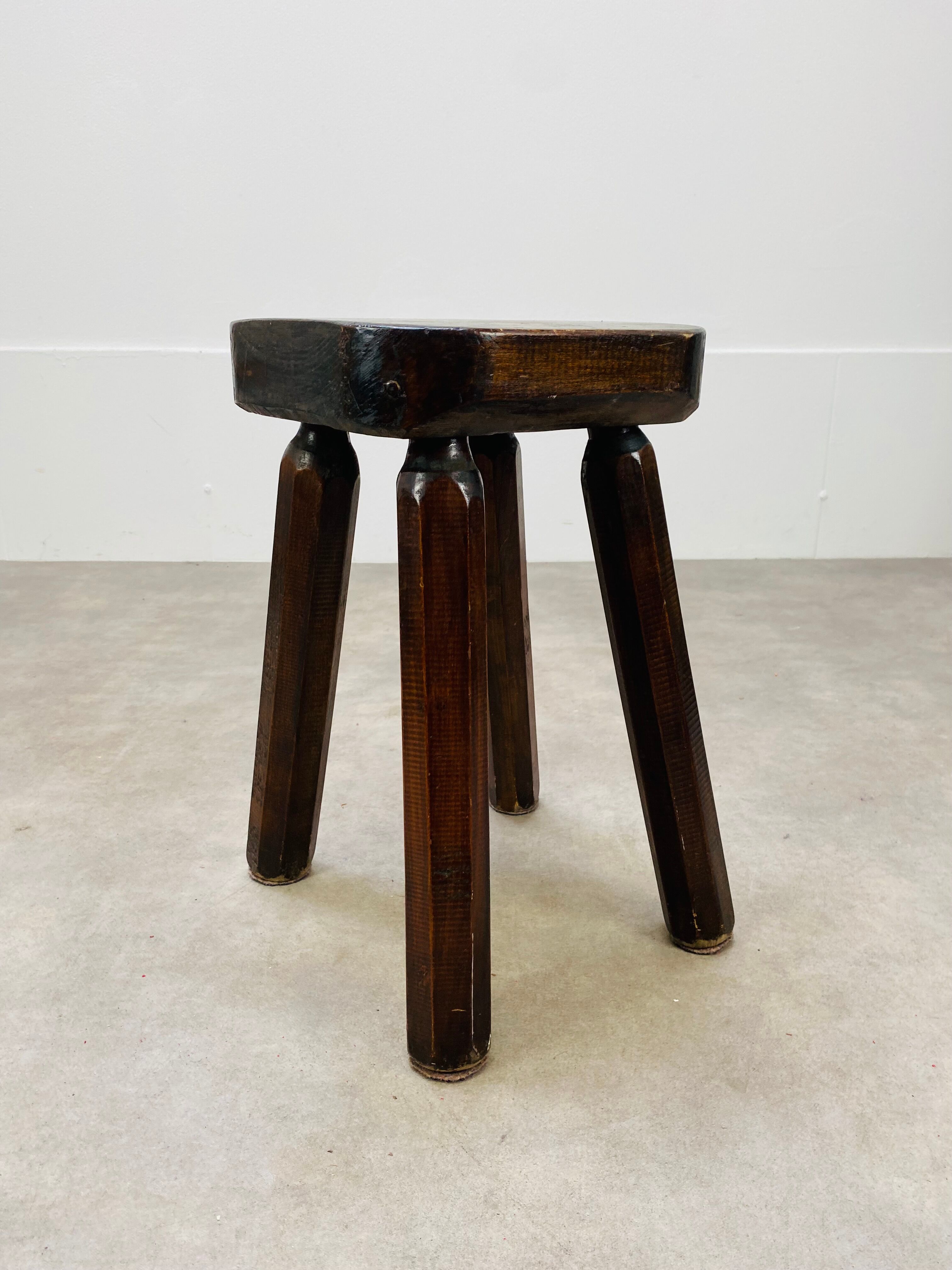 Tabouret brutaliste en bois massif style chalet