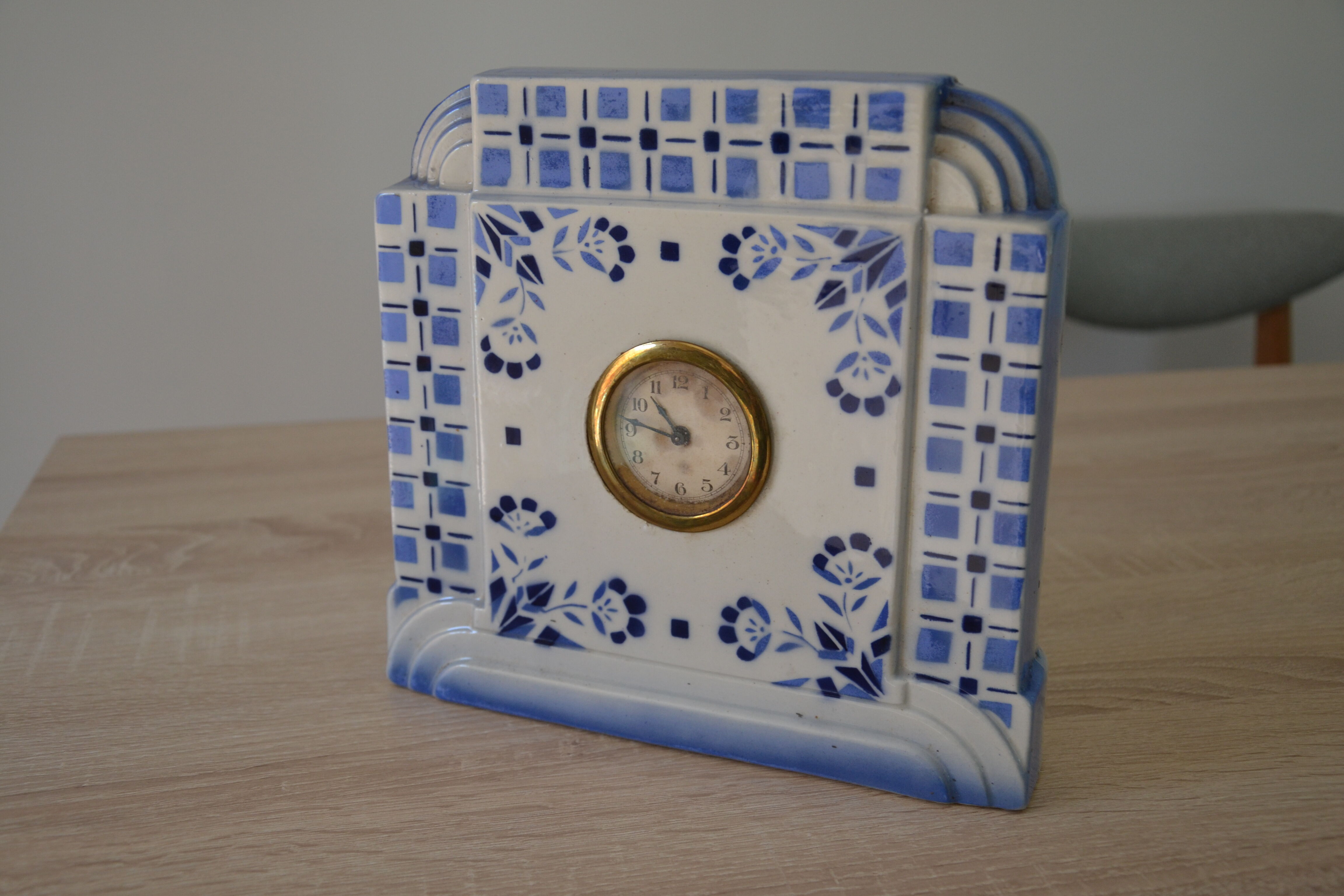 Blue ceramic table clock