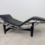 Vintage LC4 Chaise Longue par Le Corbusier en cuir noir