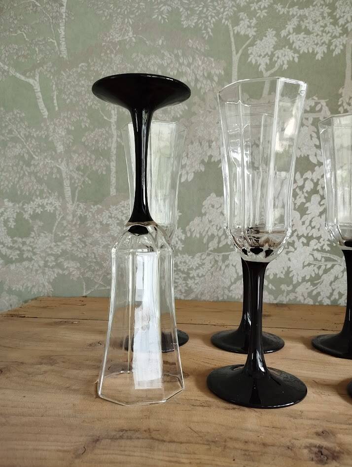 Set of 6 Arcoroc flutes with black stems – 1970s design