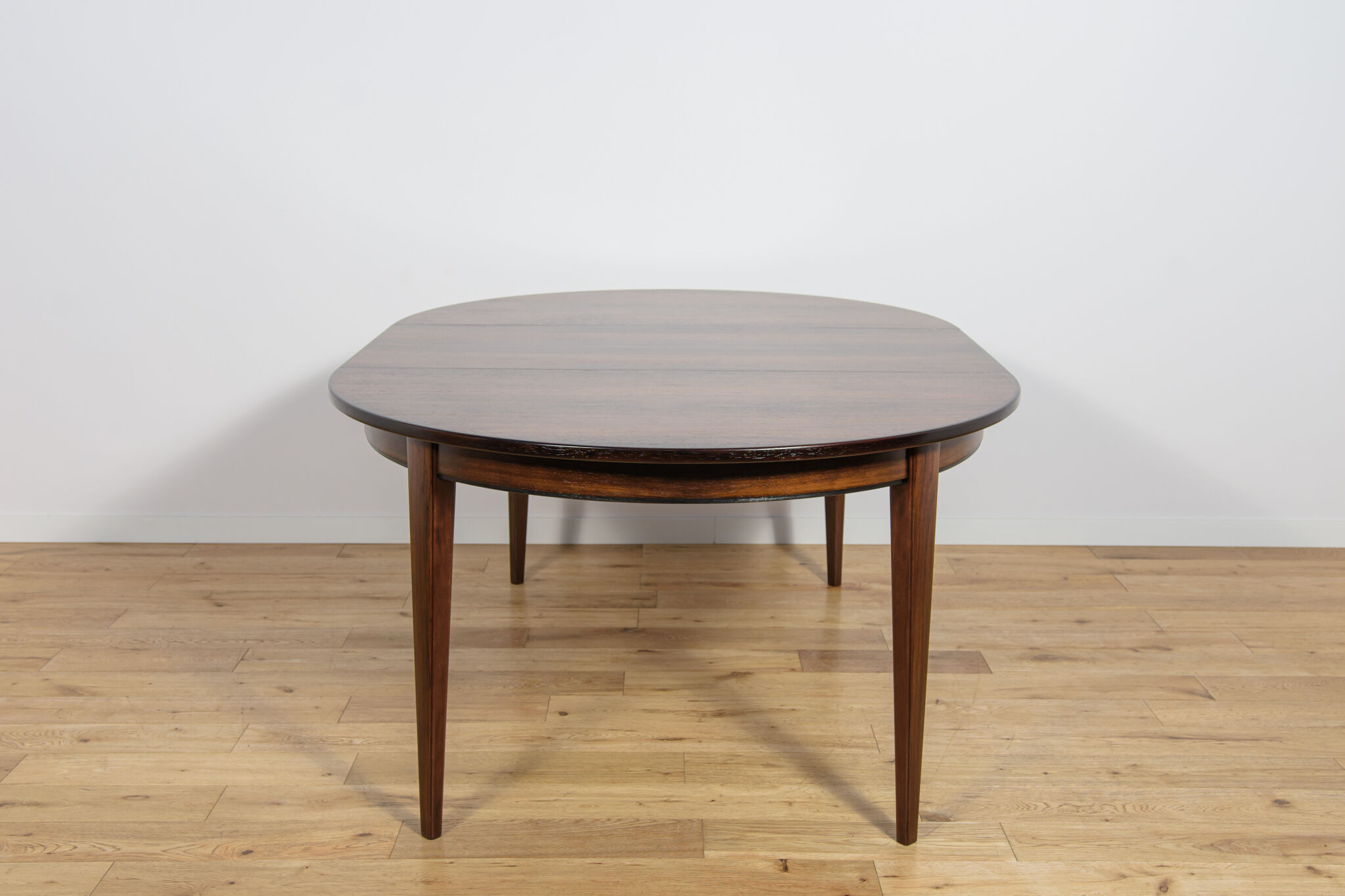 Table à manger ronde en palissandre de style mid-century moderne modèle 55 par Gunni Omann pour Omann Jun, Danemark, années 1960.