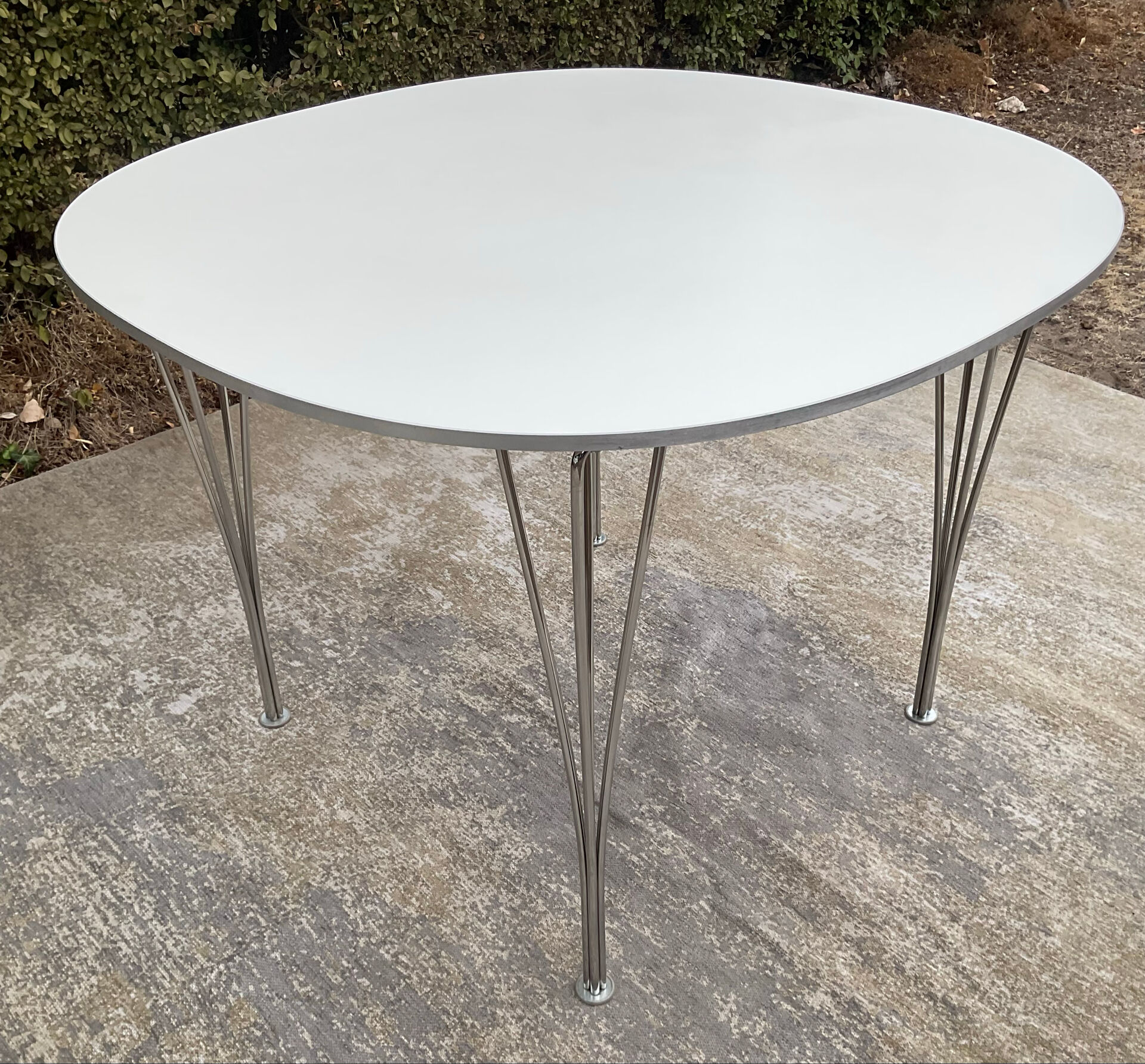 Dining table "Ellipse" by Arne Jacobsen for Fritz Hansen