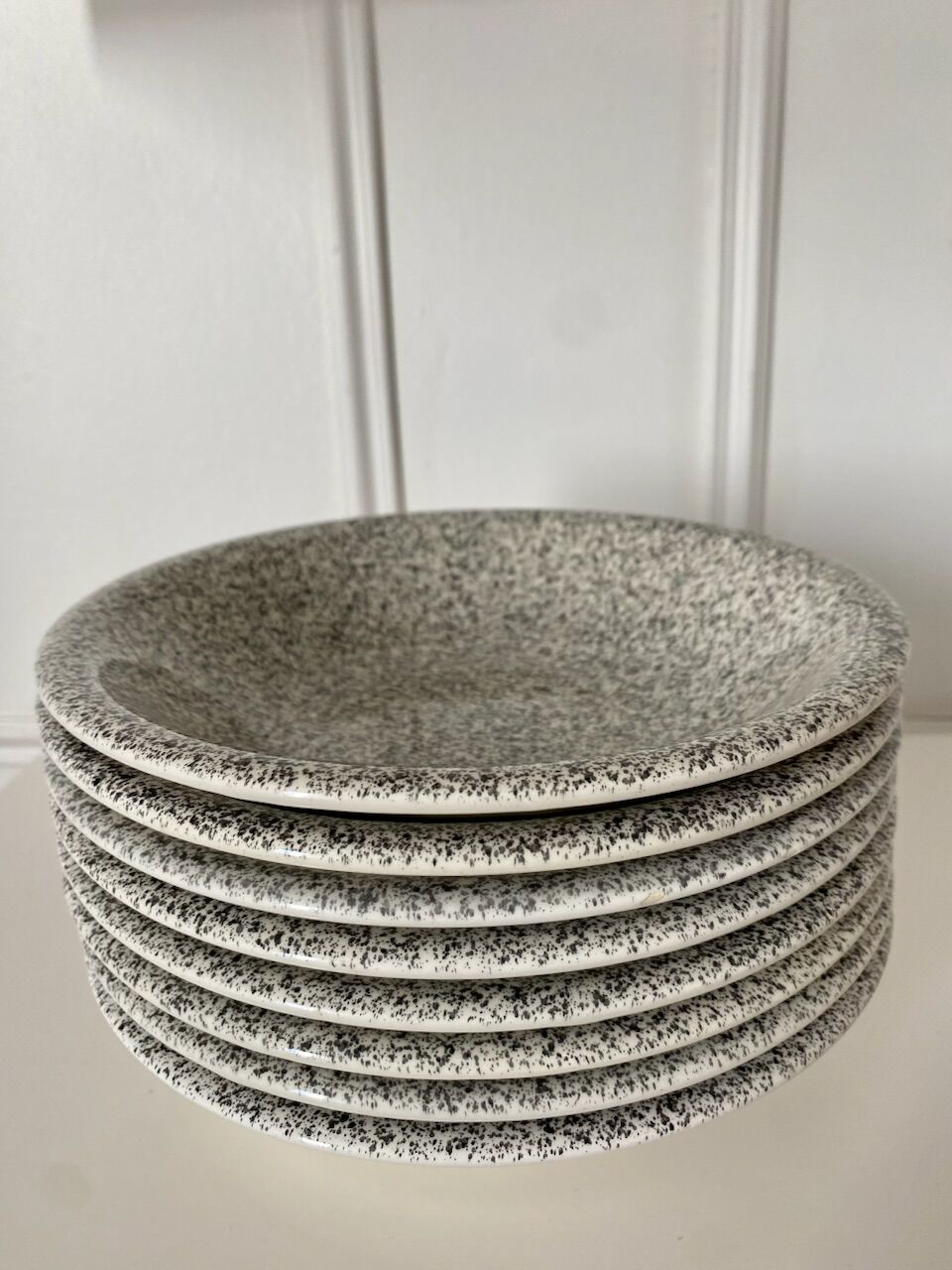 Set of 8 hollow plates in Italian speckled ceramic