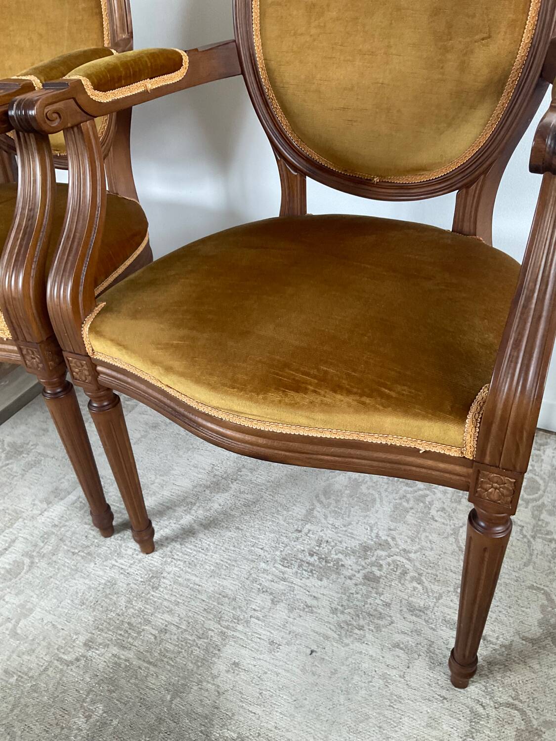 Paire de fauteuils médaillon en bois et velours