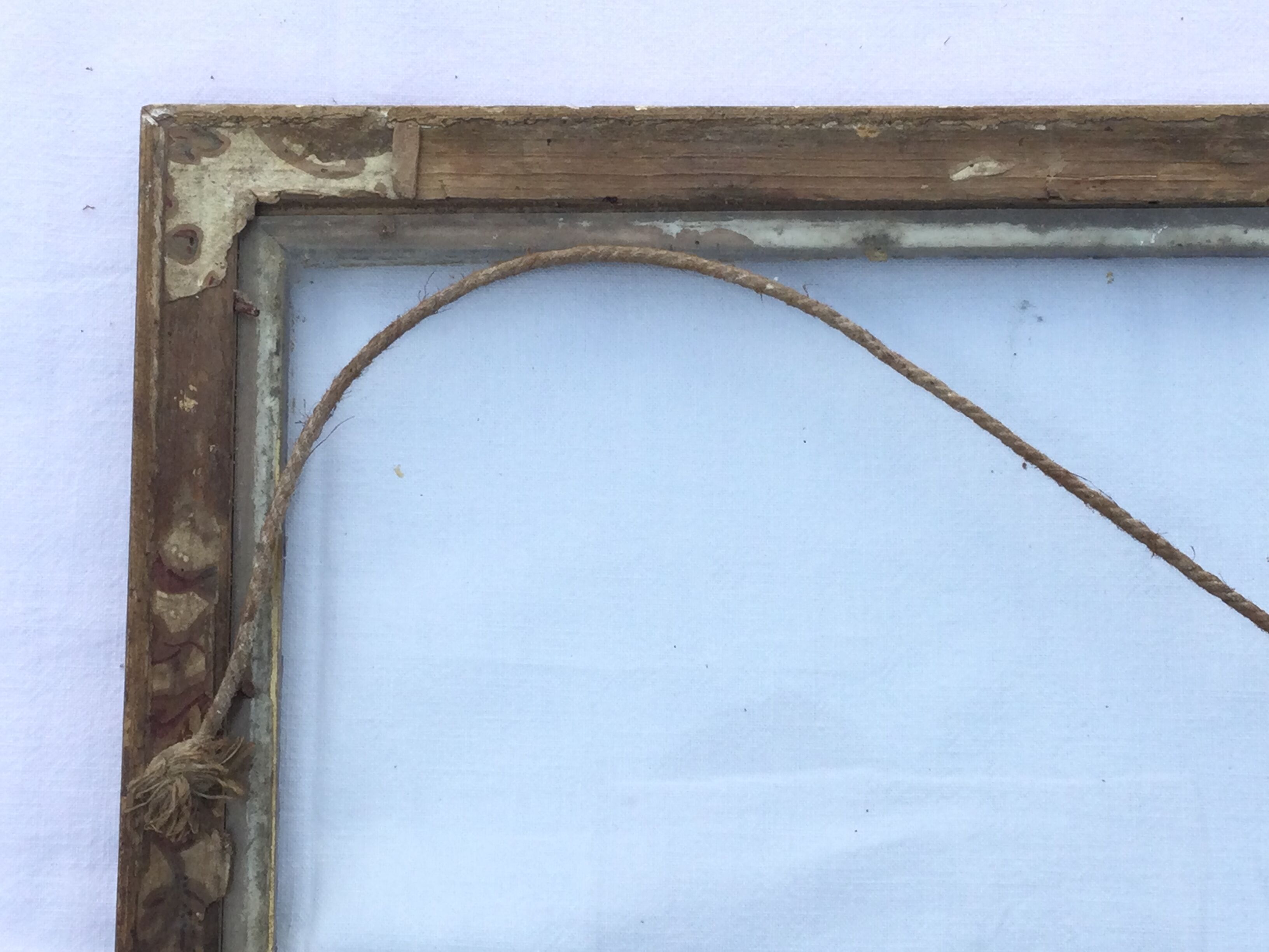 Gilded wooden frame and its glass