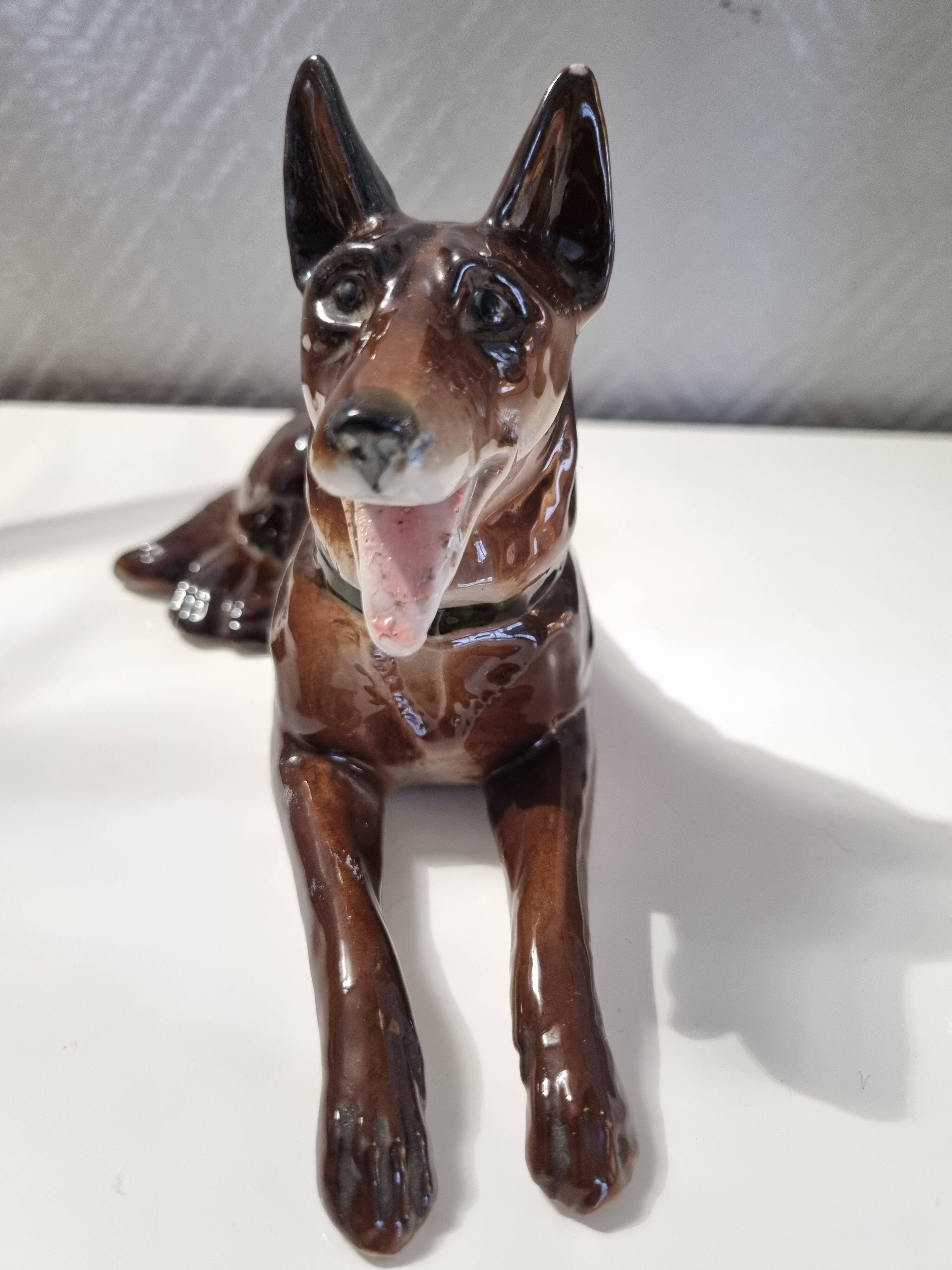 Chien couché émaillé