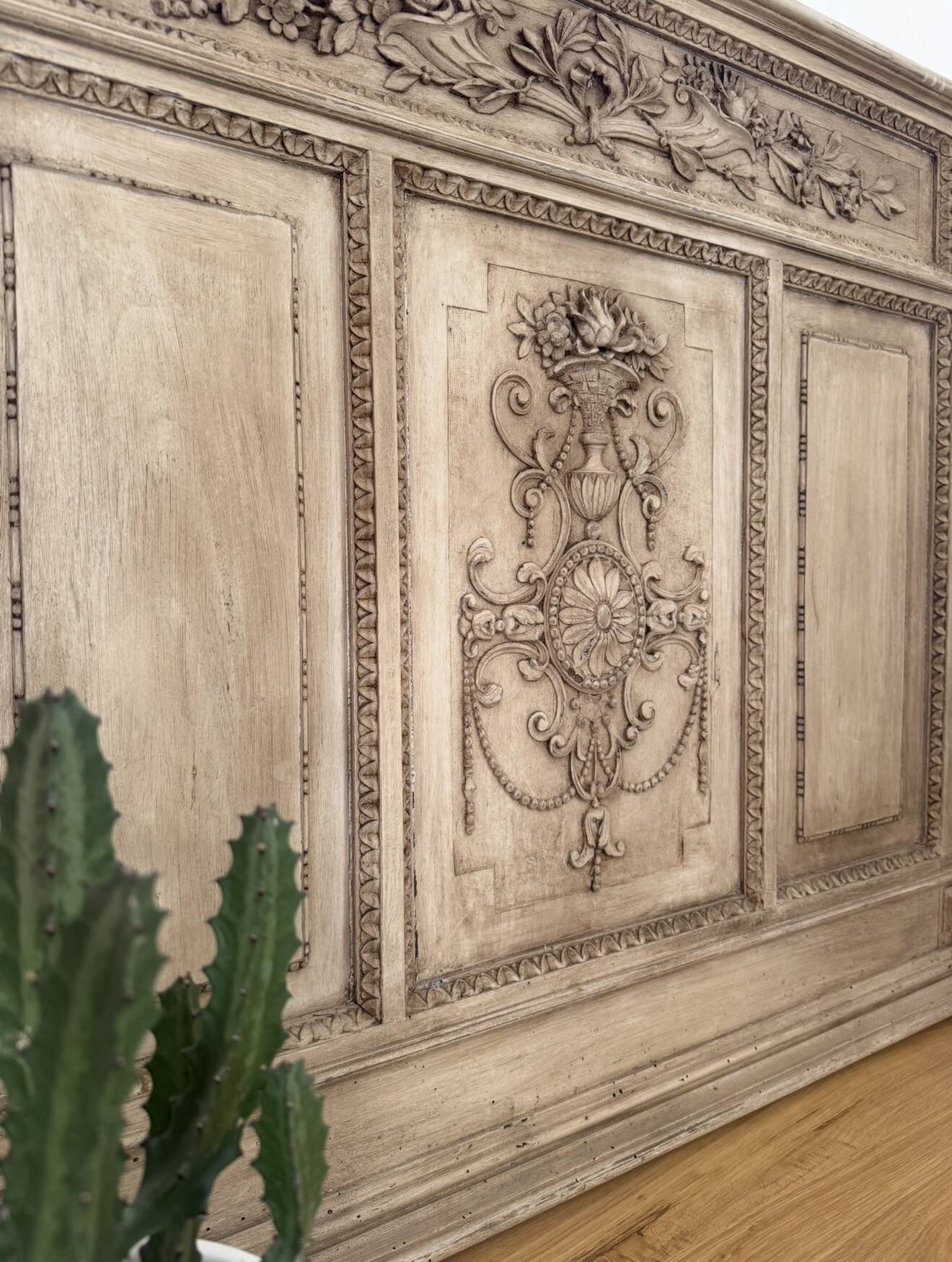 Antique carved wood panelling – Louis XVI style – Floral decoration
