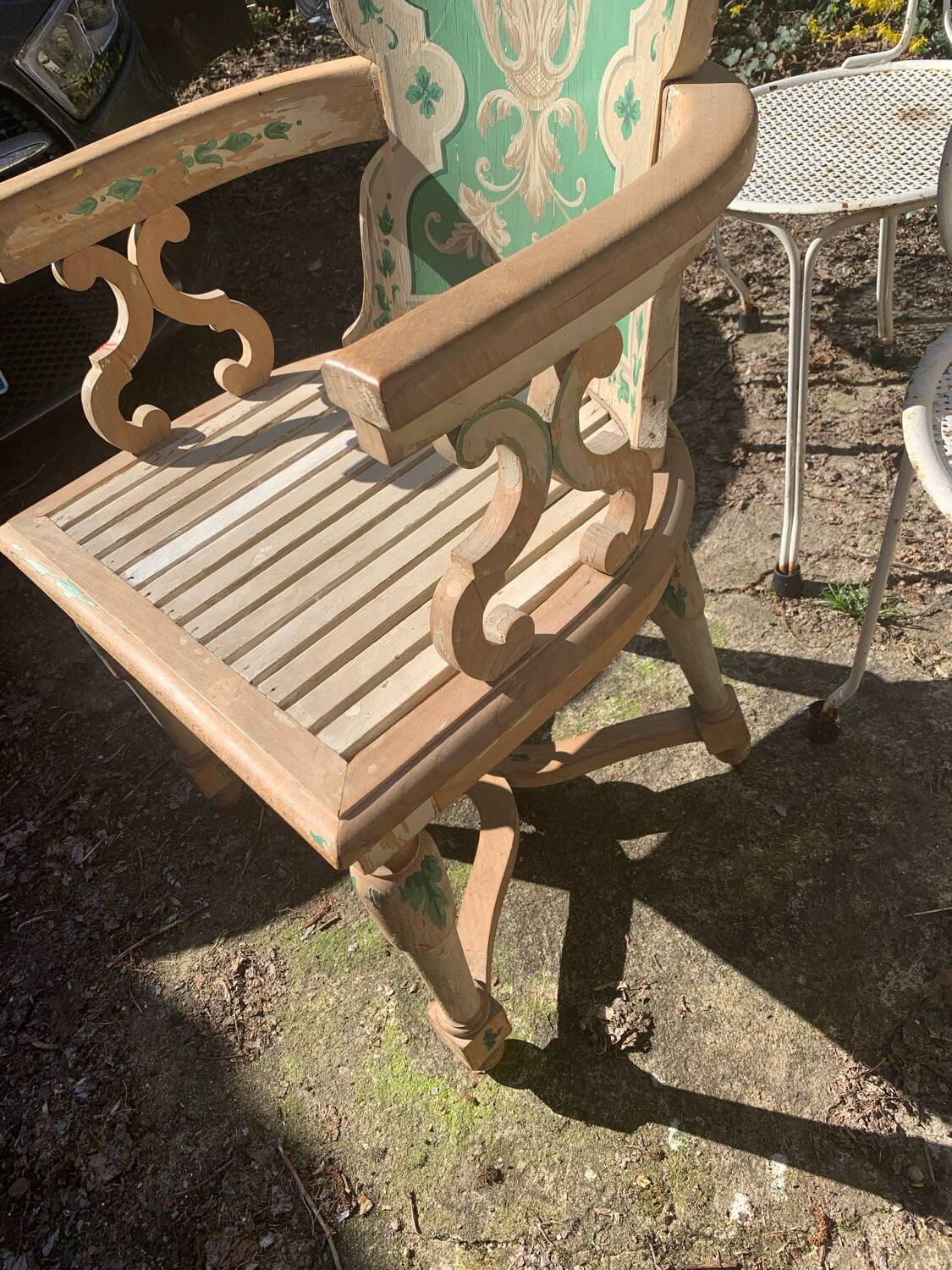 Armchair with painted wooden spacer