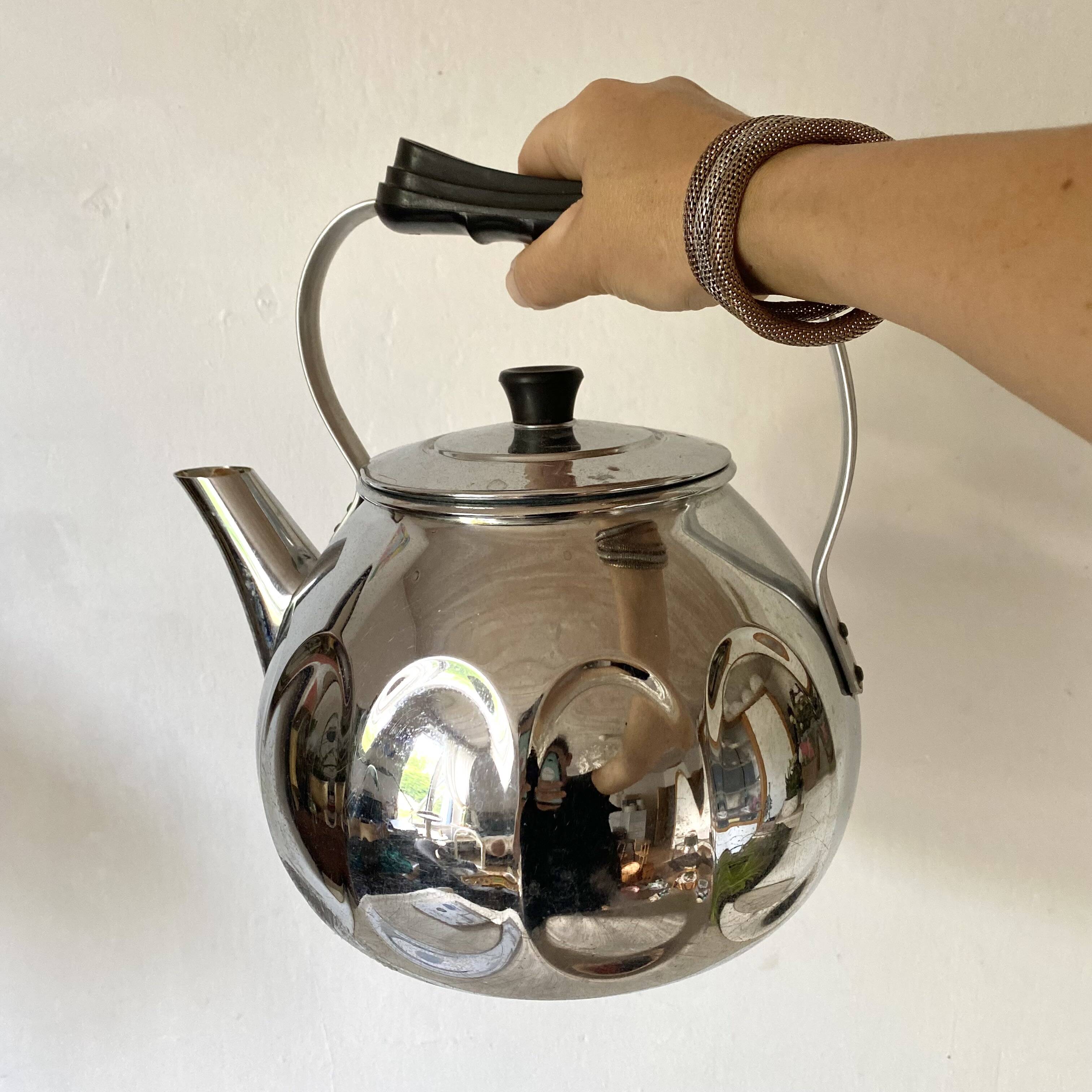 Vintage kettle in chrome metal and bakelite